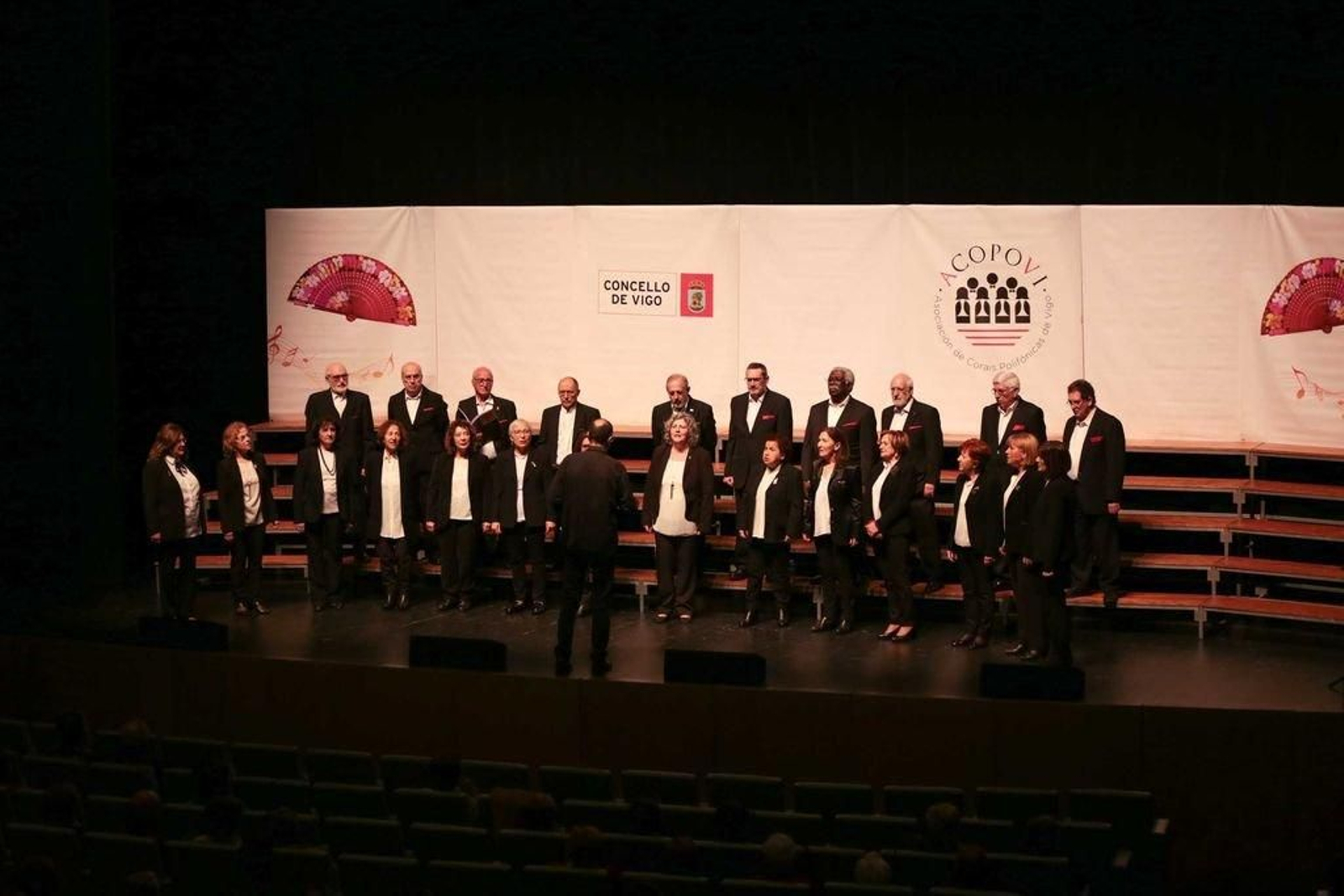 El acto de entrega de los Premios Acopovi se celebró ayer en un Auditorio Mar de Vigo lleno.