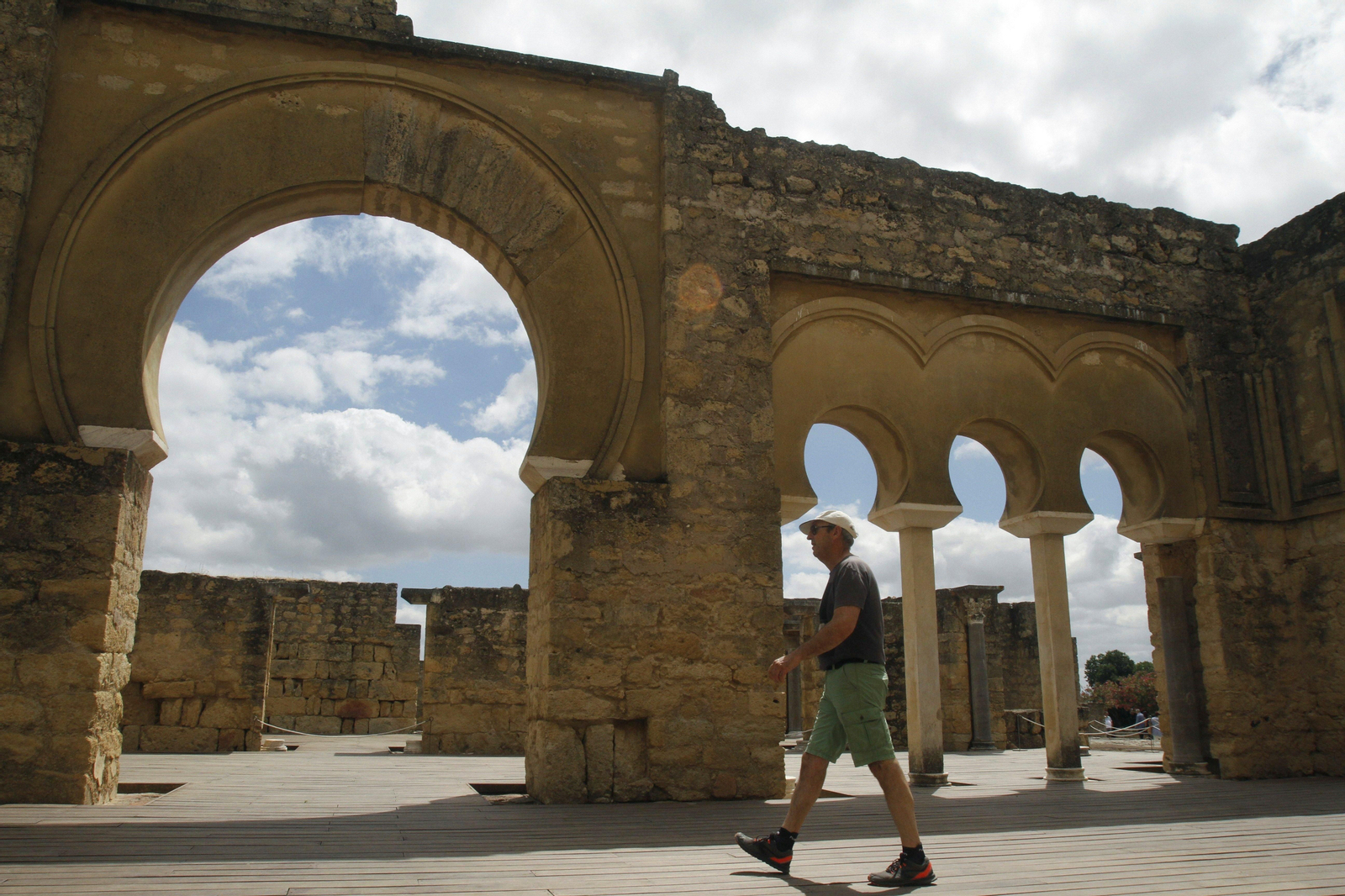 Un visitante pasea por las ruinas reconstruidas de Medina Azahara.