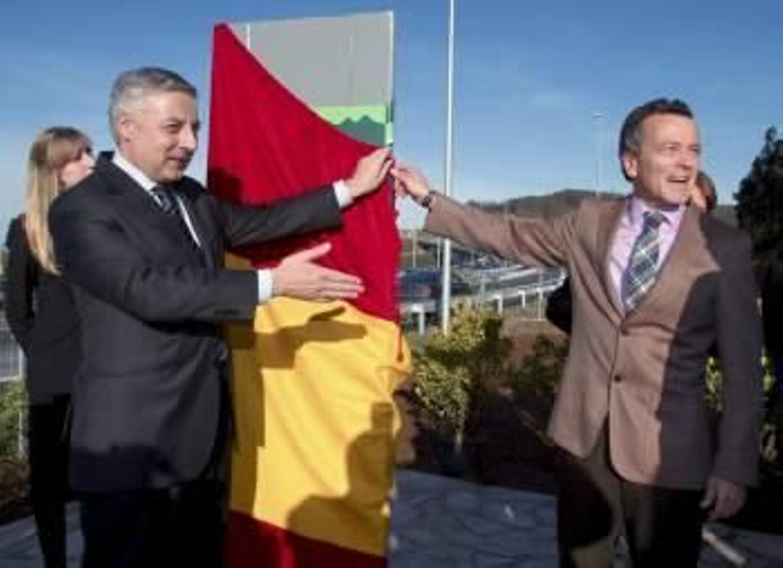 Blanco y Hernández, en la apertura de los nuevos tramos de la Autovía del Cantábrico.  (Foto: ELISEO TRIGO)