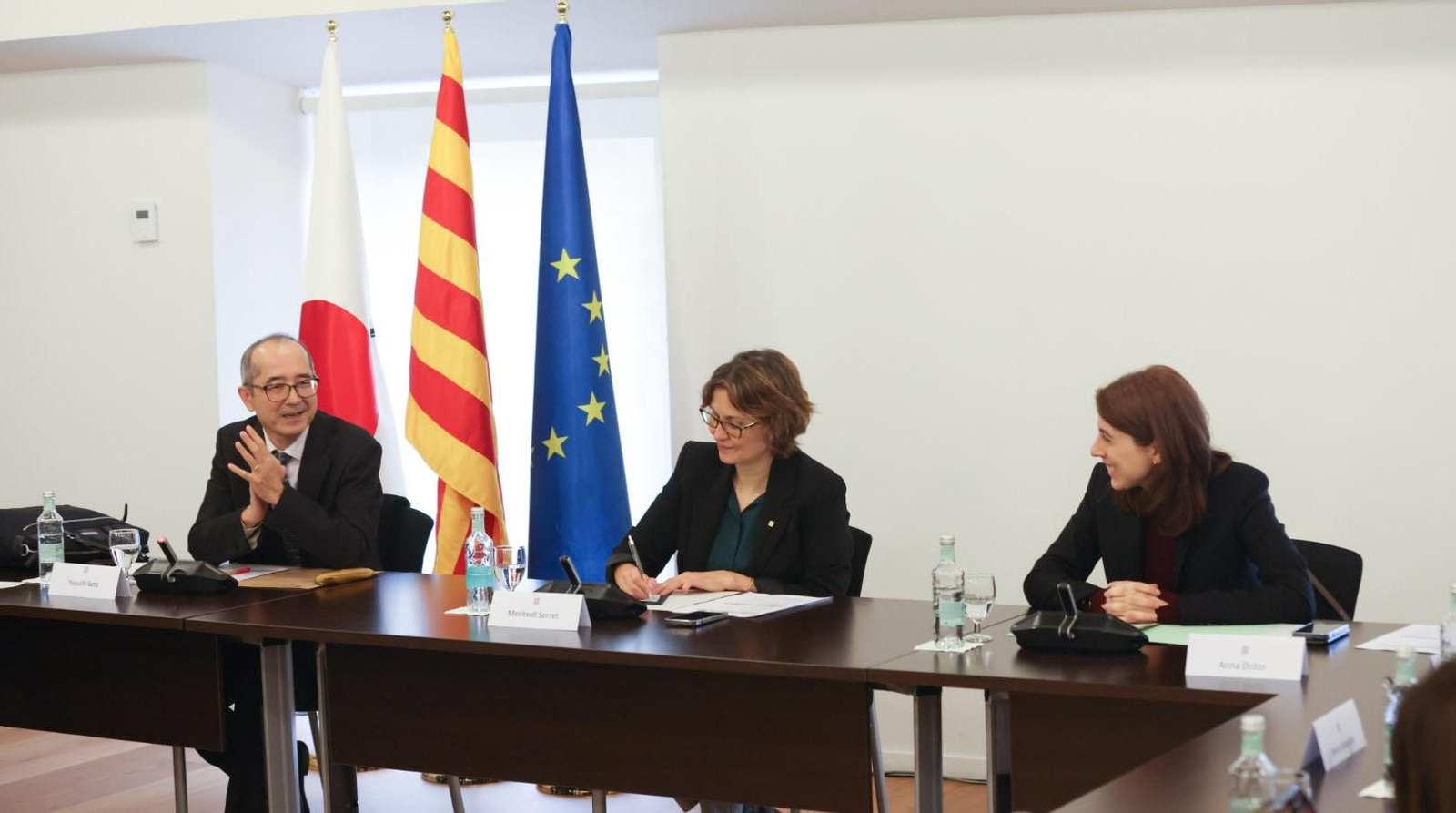 El cónsul general del Japón en Barcelona, la consellera Meritxell Serret y la directora general de Acción Exterior. Foto: Raquel Pérez / Departament d'Acció Exterior i UE