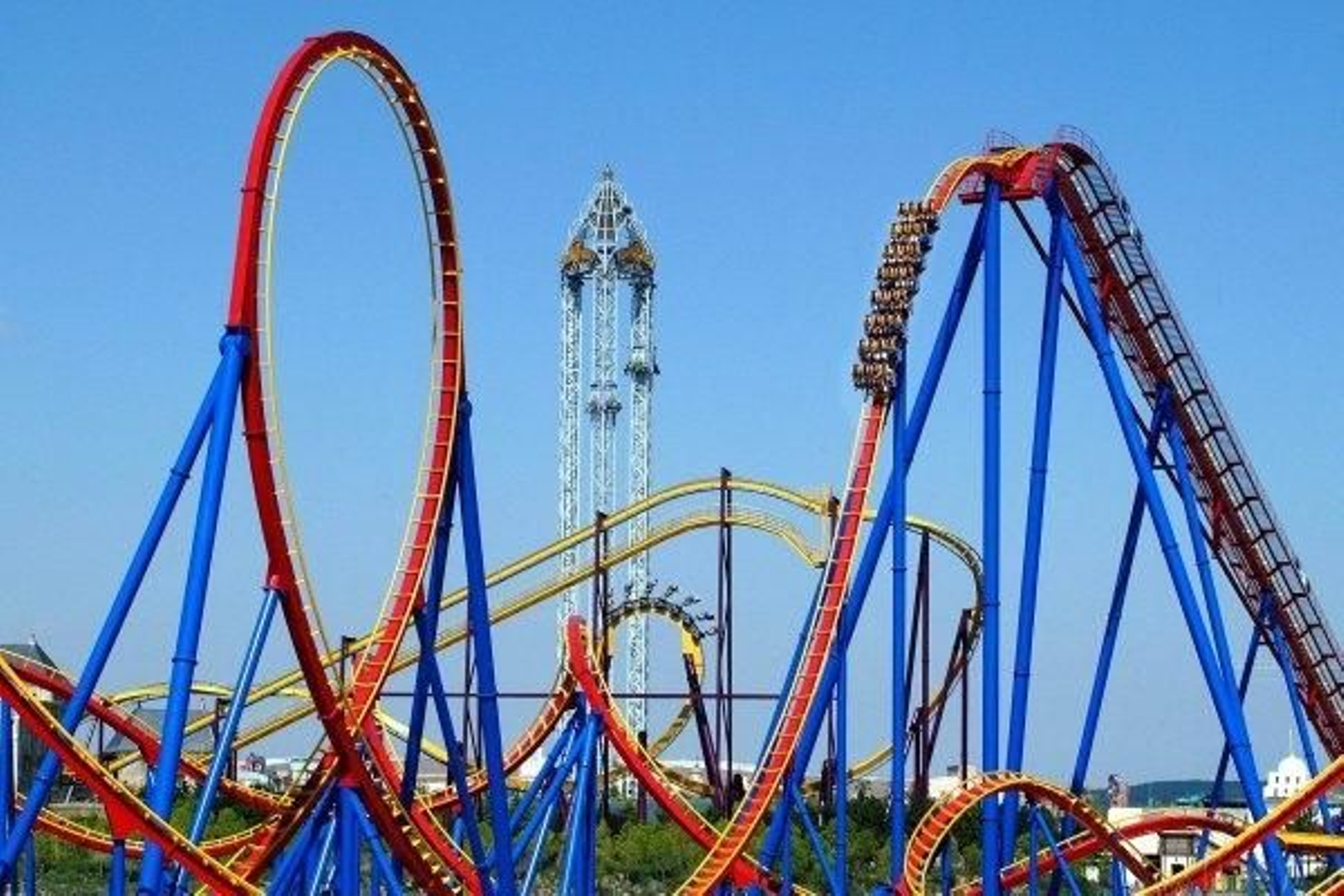 Montaña rusa en un parque temático.