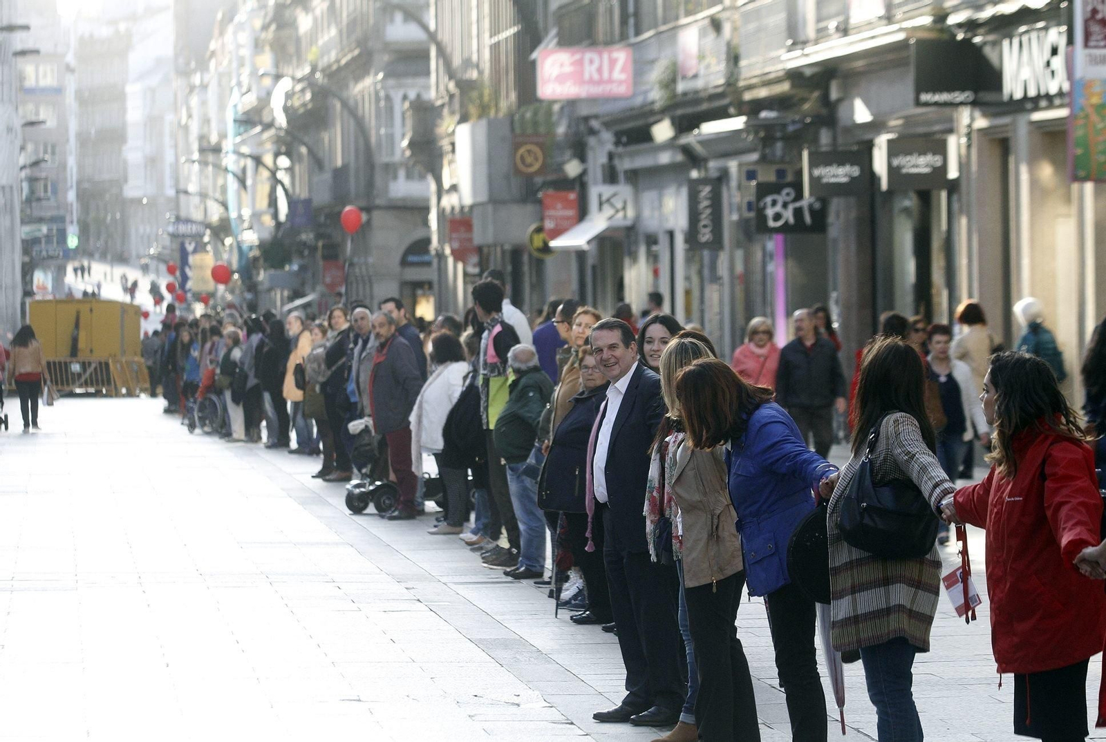 Numerosos ciudadanos se sumaron a la iniciativa callejera de la asociación viguesa.