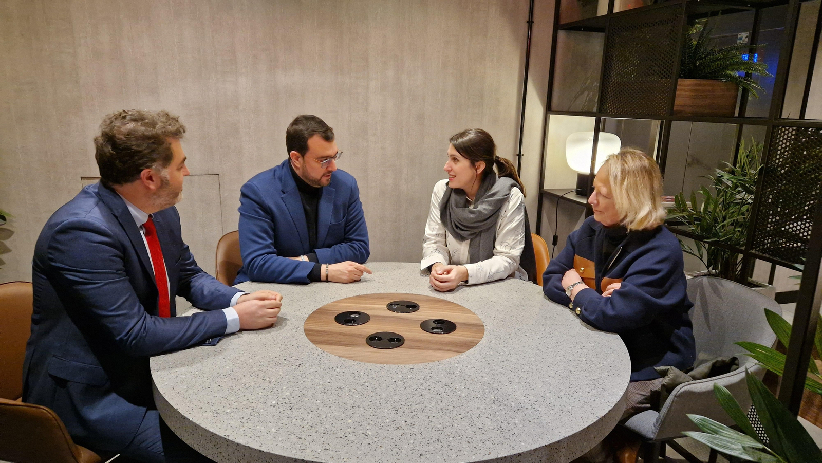 Barbón viajó a la sede del Parlamento Europeo para reclamar una política industrial fuerte que apoye los procesos de descarbonización y asegure el futuro de la siderurgia integral asturiana.