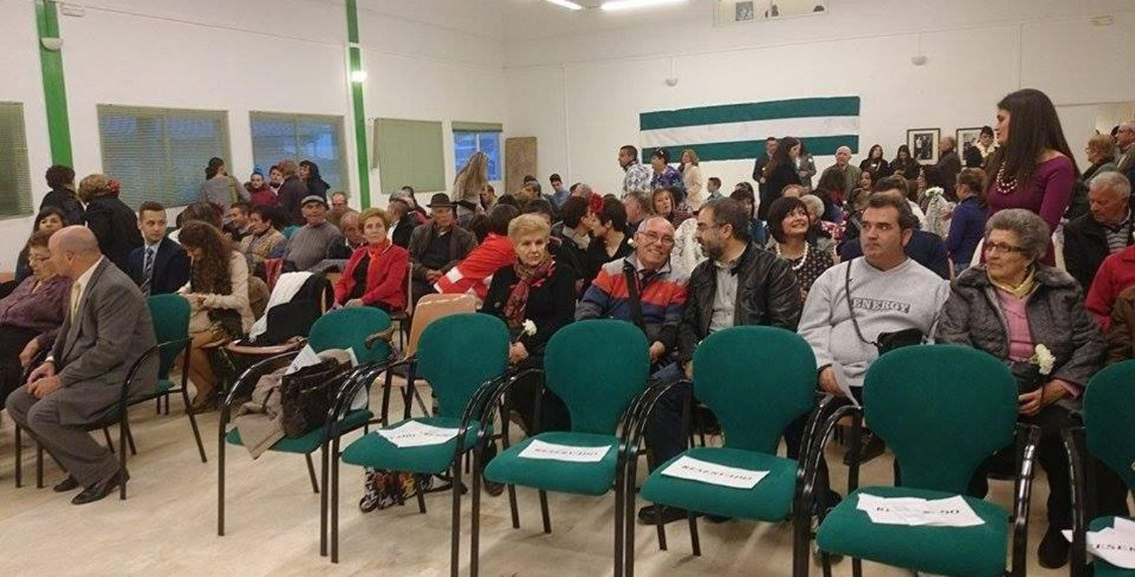 Colas en la Asociación Granadina de Emigrantes Retornados, AGER, para cubrir la solicitud publicada por Hacienda.