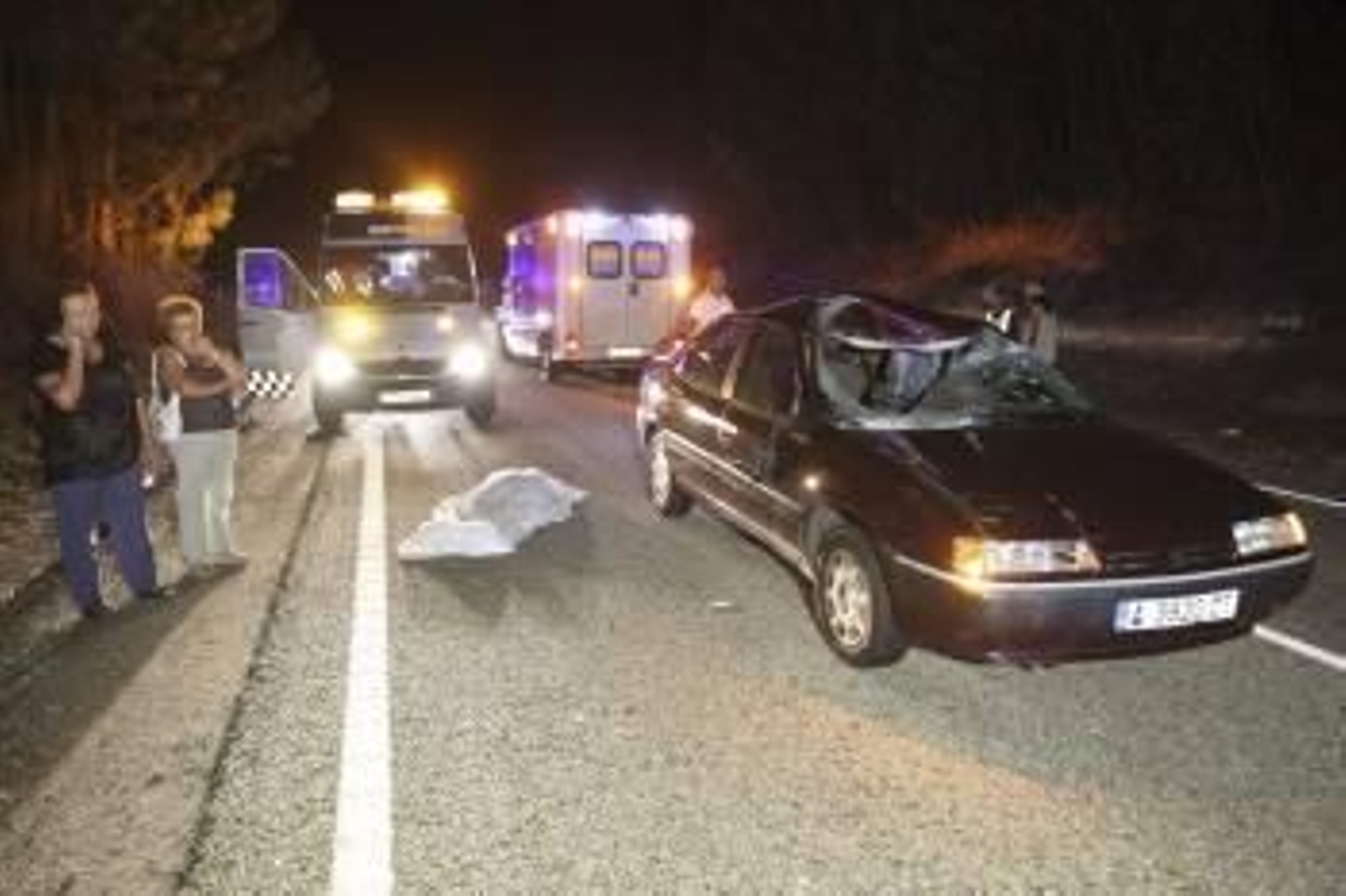 En primer término el cadáver de la mujer fallecida ayer en Covelo. (Foto: SXENICK)