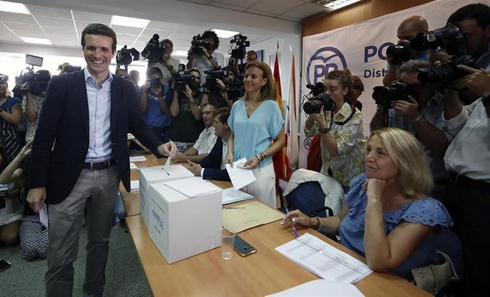 El candidato a la presidencia del PP Pablo Casado, vota para la presidencia del partido