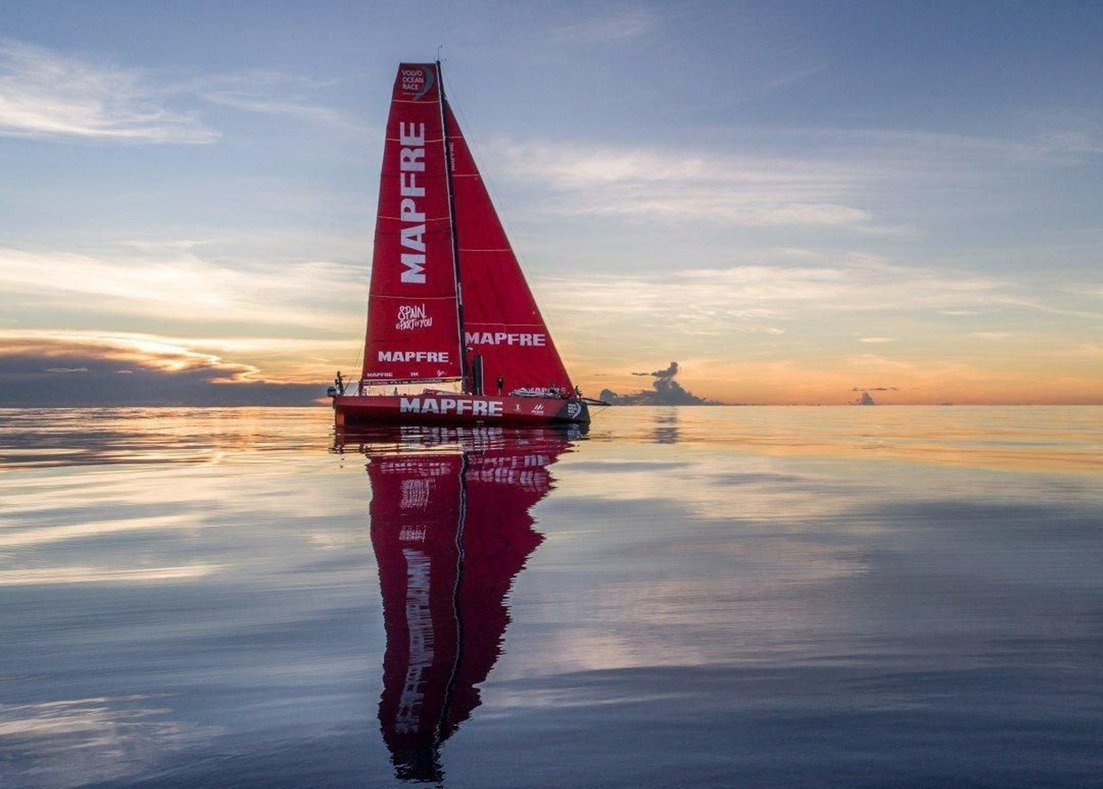 Imagen del "Mapfre" en una encalmada en medio del Océano Pacífico.