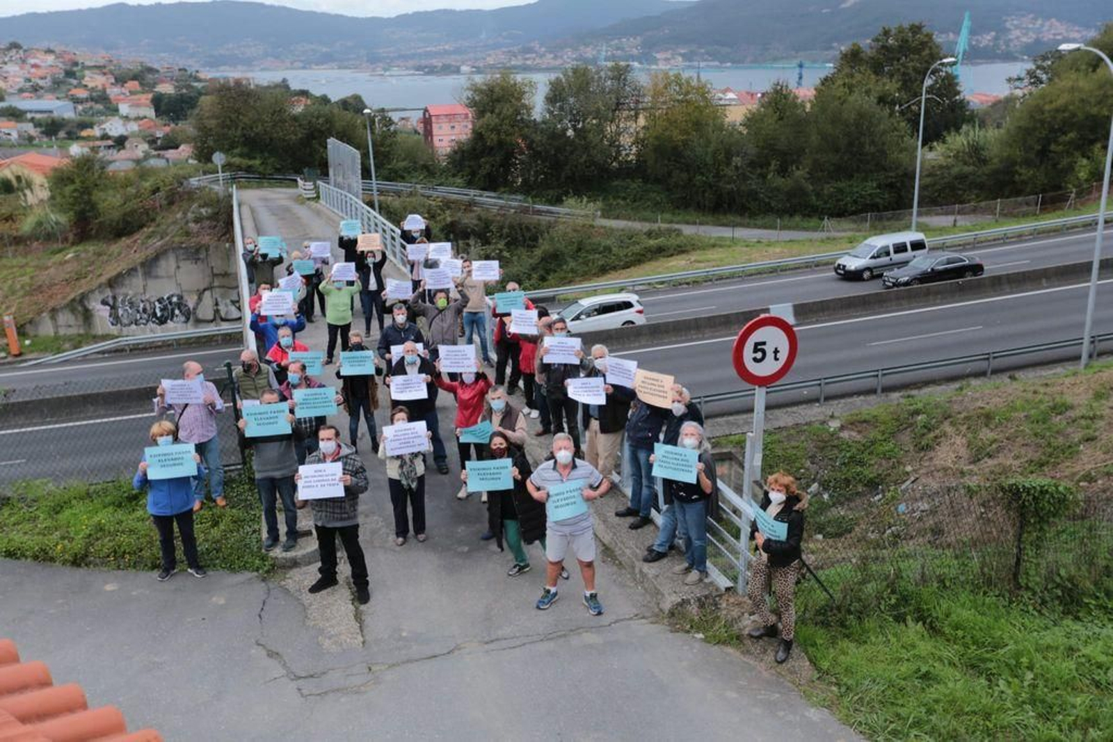 Un grupo de vecinos se concentró ayer en el paso sobre la AP-9 en A Xorxa, en Teis.