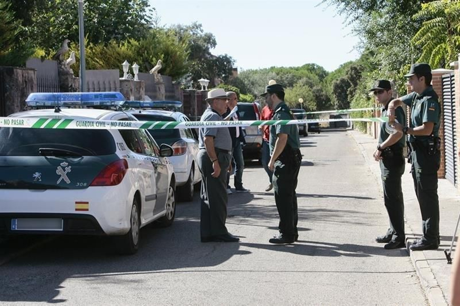 Efectivos de la Guardia Civil en la fachada del chalet donde se encontraban los cuerpos
