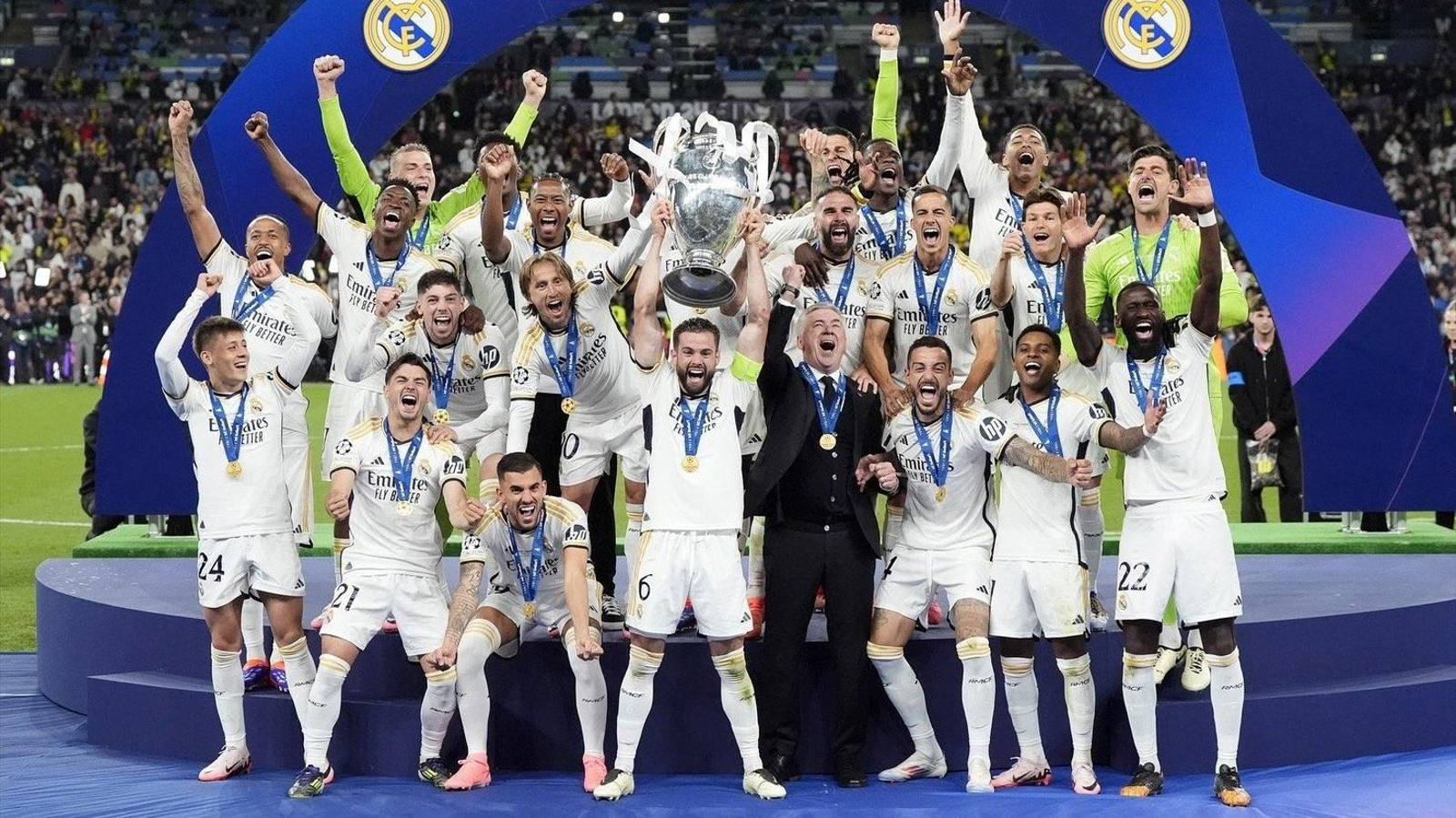 Los jugadores del Real Madrid levantan la Decimoquinta Champions. // E.P.