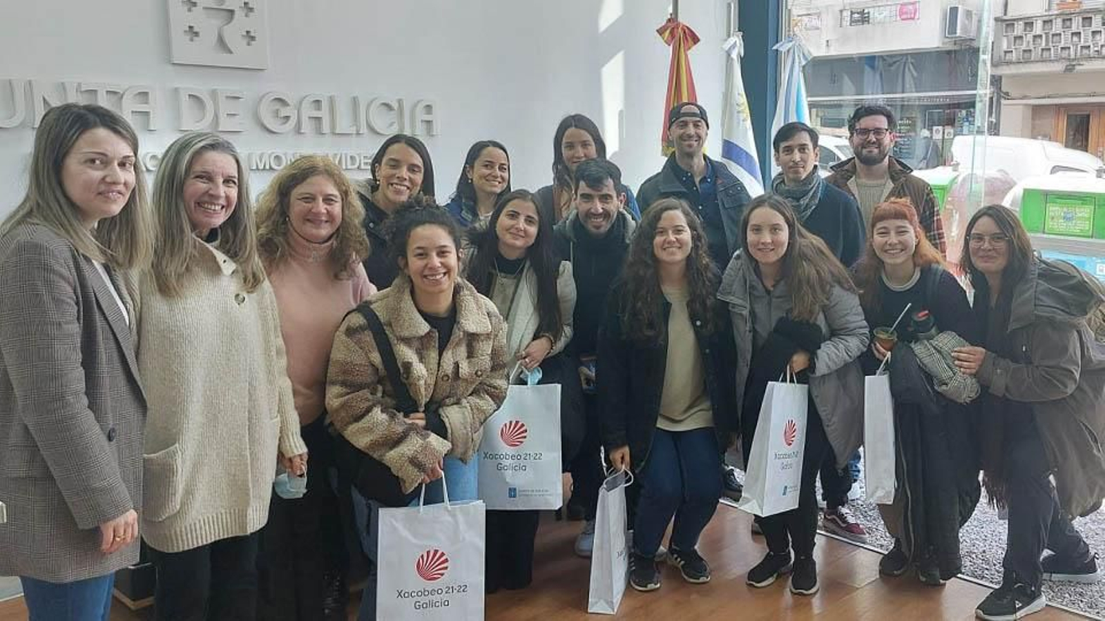La delegada de la Xunta de Galicia en Montevideo, con las y los becarios BEME del Uruguay