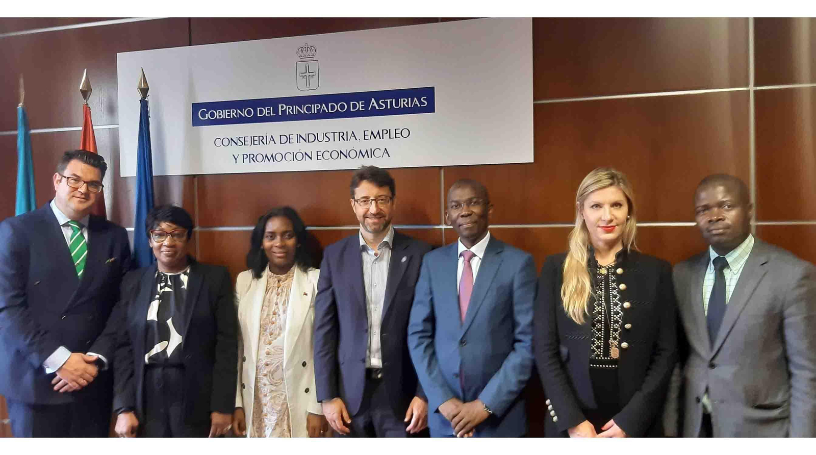 De izquierda a derecha, Omar Castella, consultor de la Embajada de Angola; María Emilia Almeida, agregada comercial de la embajada; Joffrana Dinamene Xavier de Oliveira, consultora del gabinete de vicepresidencia de la República de Angola; Enrique Fernández, consejero de Industria, Empleo y Promoción Económica; Luis Manuel Rangel, director adjunto del gabinete y jefe de delegación de la vicepresidencia de la República de Angola; Begoña Fernández-Costales, CEO de Bego Costa Africa & Worlwide, y García Toca Cabuica, asistente de asesoría económica del gabinete de vicepresidencia de la República de Angola