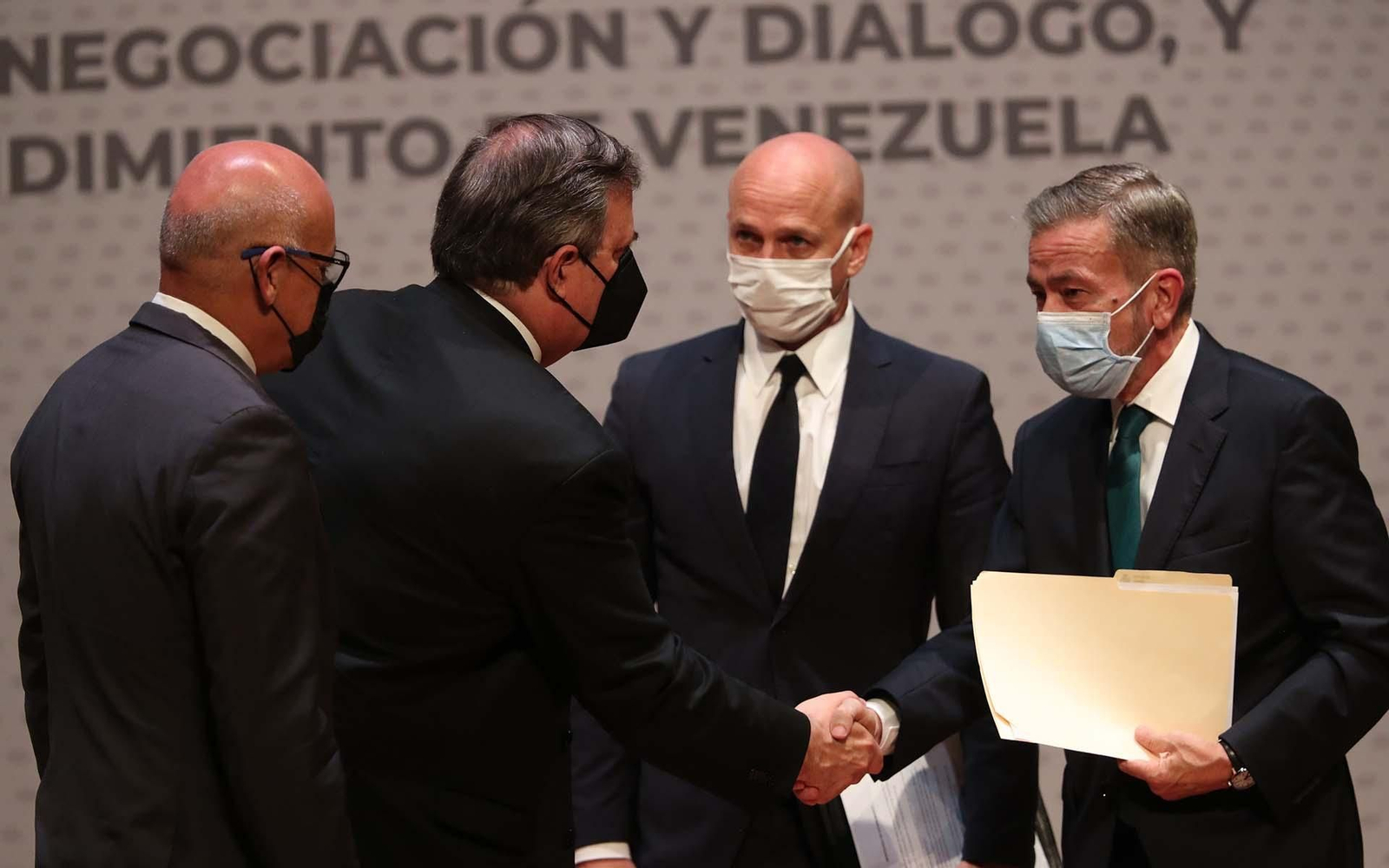 El presidente de la Asamblea Nacional de Venezuela, Jorge Rodríguez, el canciller mexicano Marcelo Ebrard; el director del Centro Noruego de Resolución de Conflictos, Dag Nylander, y el representante de la oposición venezolana, Gerardo Blyde Pérez, en la inauguración del proceso de negociación y diálogo en el Museo de Antropología e Historia de la Ciudad de México (México). EFE/Mario Guzmán