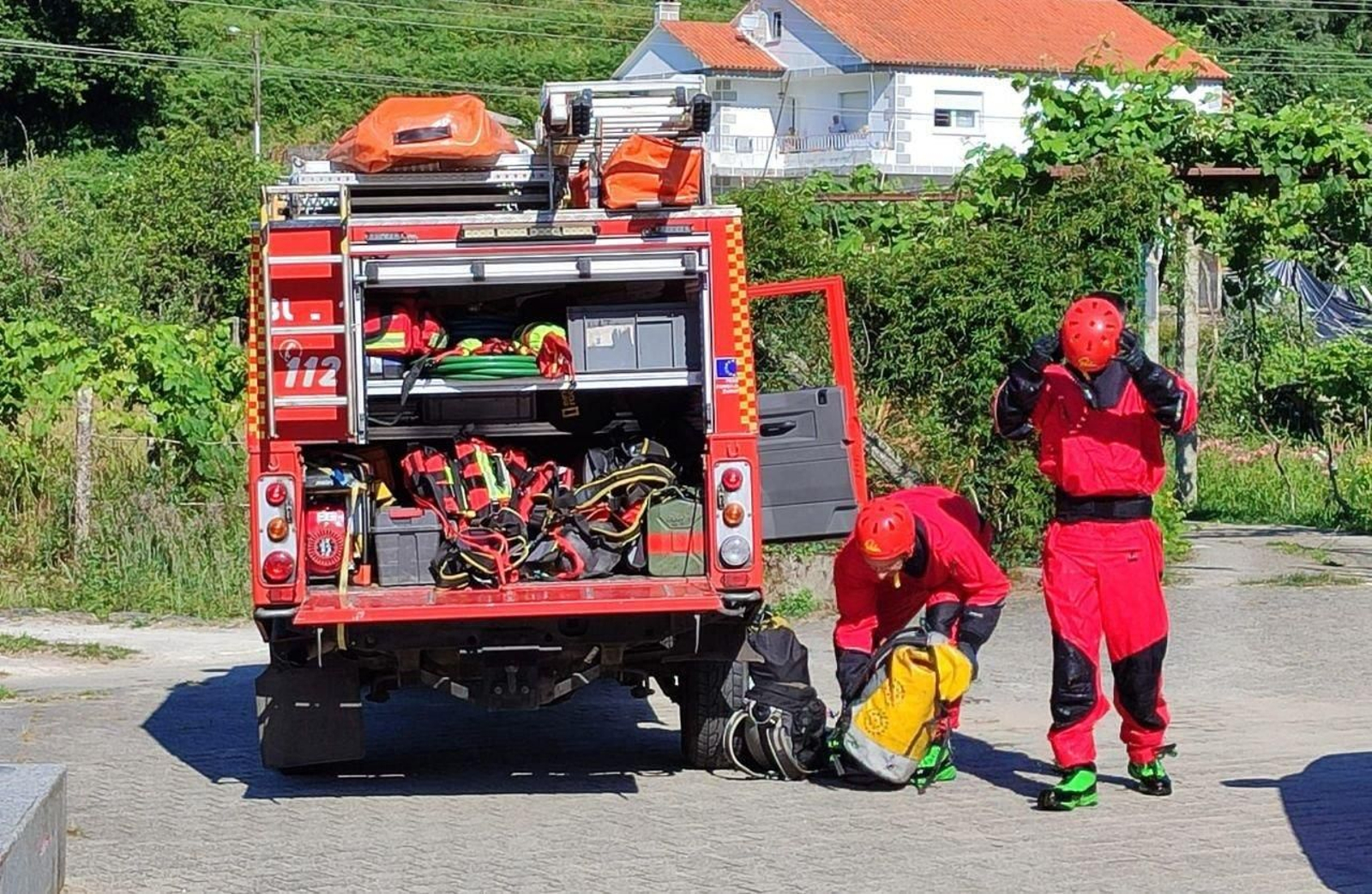 Los servicios de emergencias en el lugar donde se halló el cuerpo. // Alberte