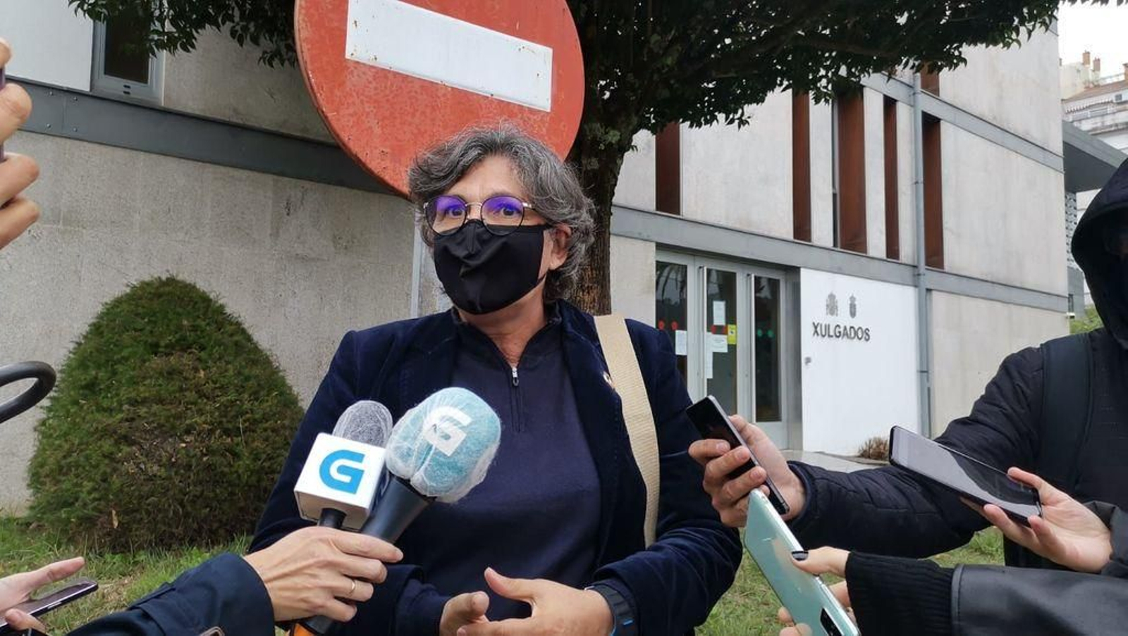 La alcaldesa, Eva García, a su salida de los juzgados de Porriño tras prestar declaración.