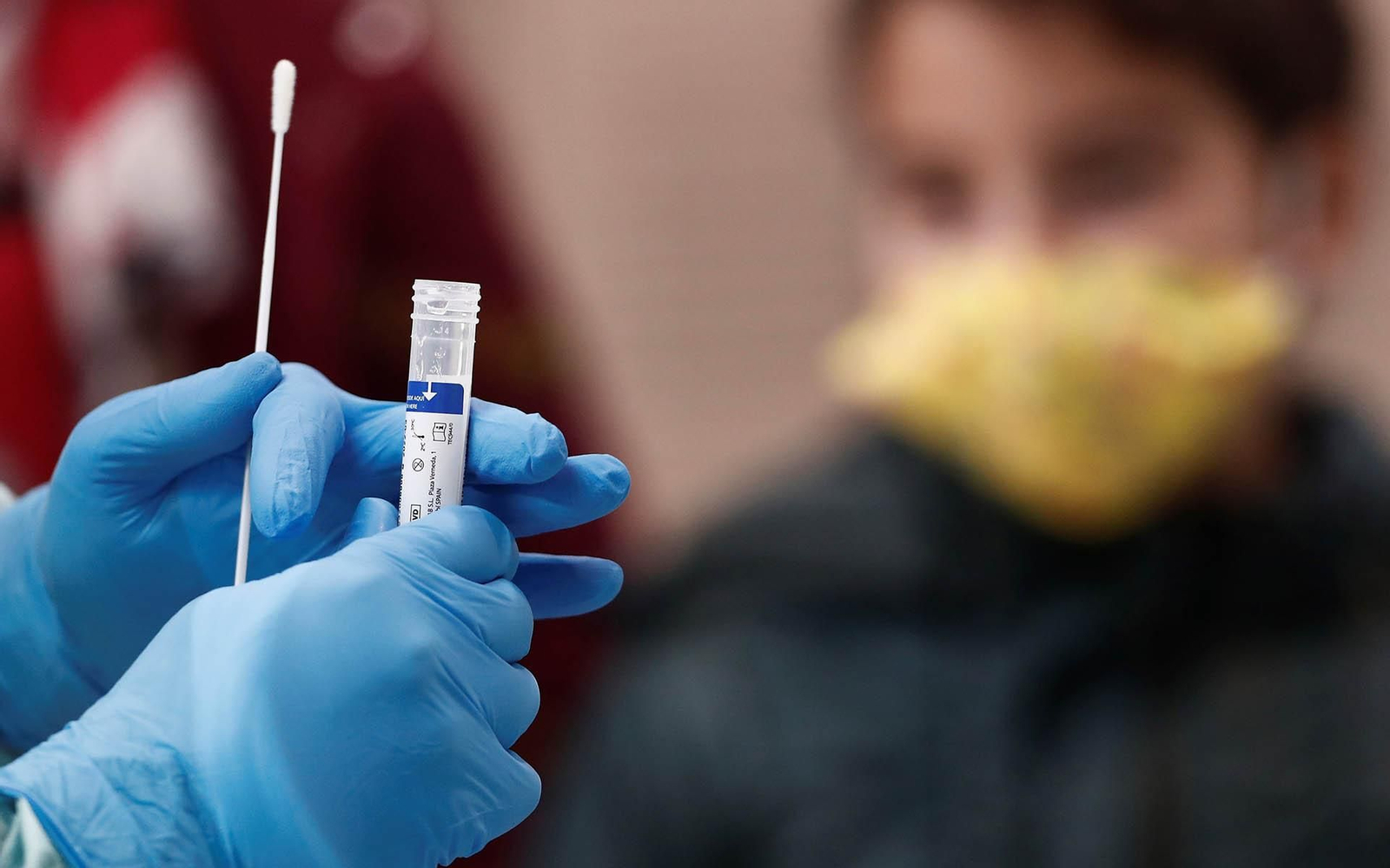 Una enfermera se dispone a realizar una prueba PCR. EFE/Jesús Diges/Archivo