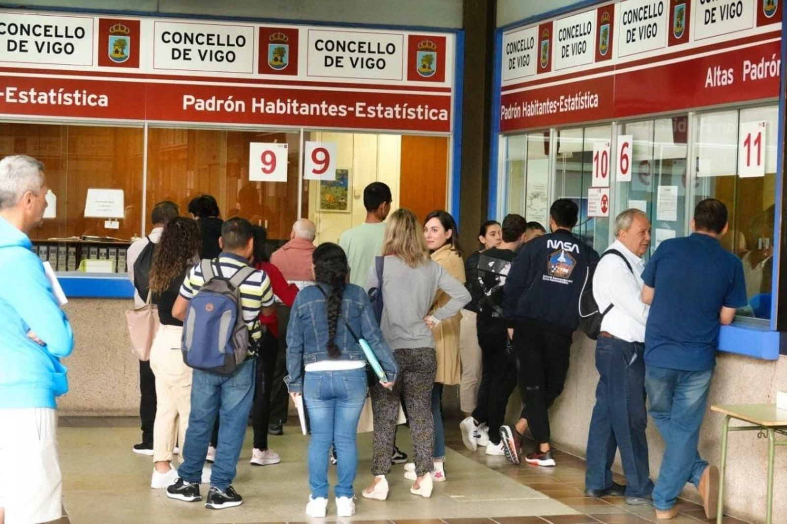 Colas ante la oficina viguesa del censo.