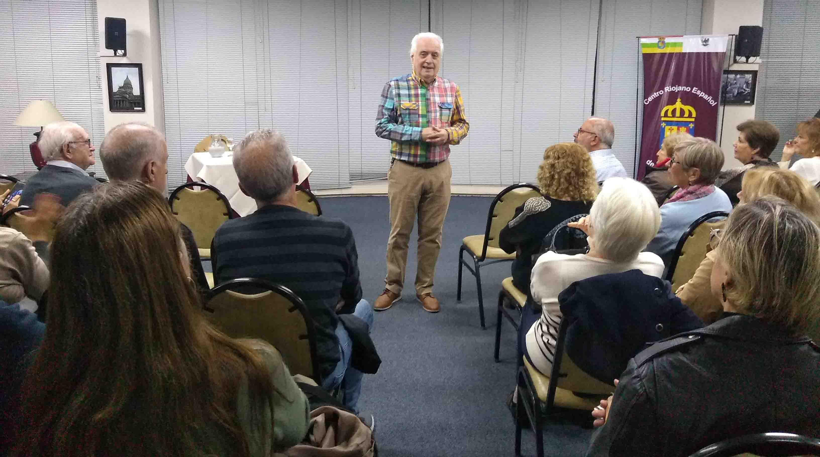 Mario Aiscurri en su charla en el Centro Riojano Español de Buenos Aires
