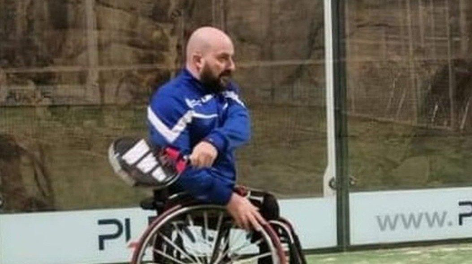 Bernabé Costas conecta un golpe en un partido anterior.