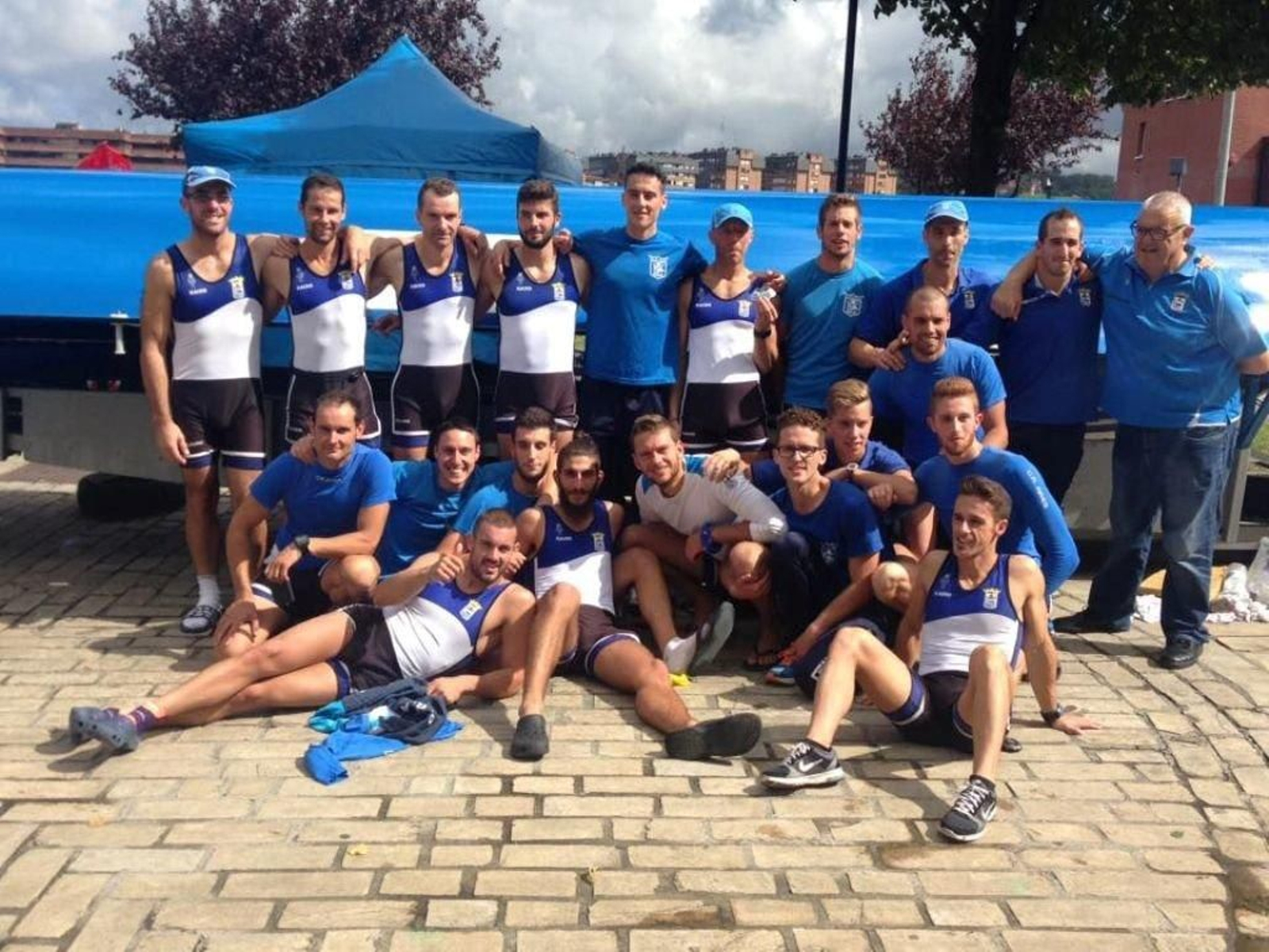 La tripulación de Ares posa con la trainera tras la consecución del ascenso a la Liga ACT.