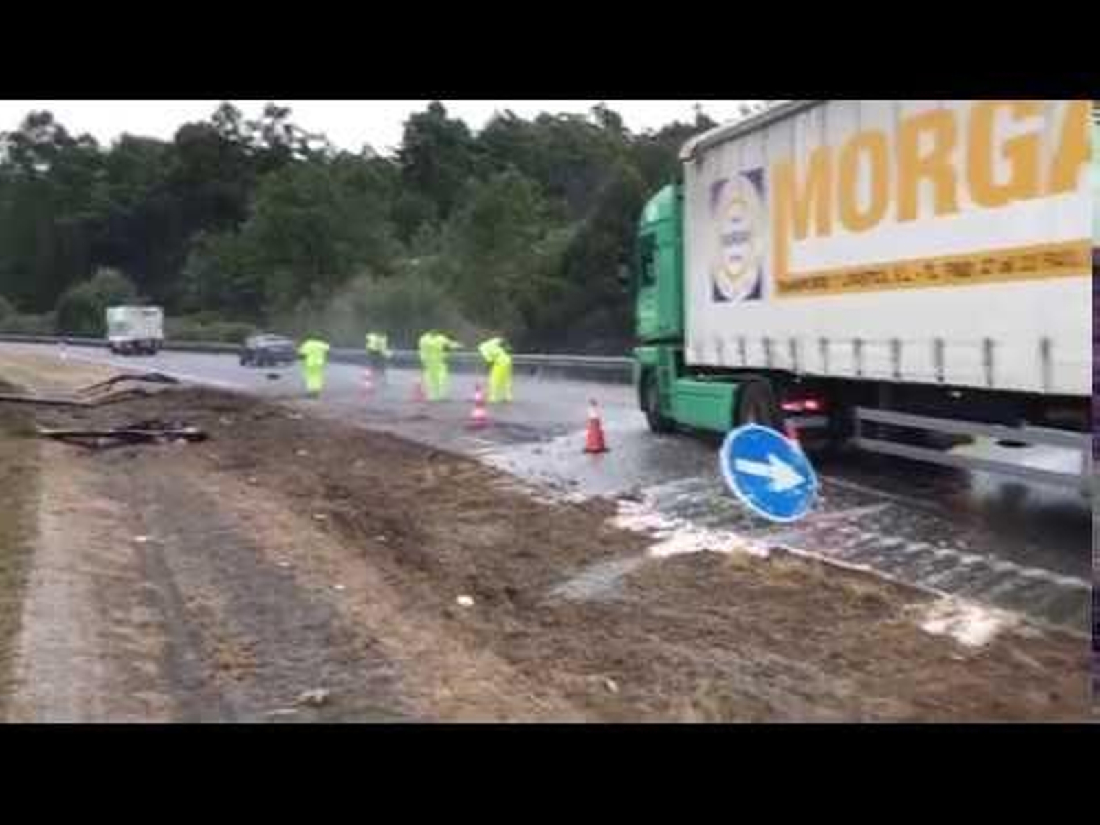 Un camión se salta la mediana en la A52