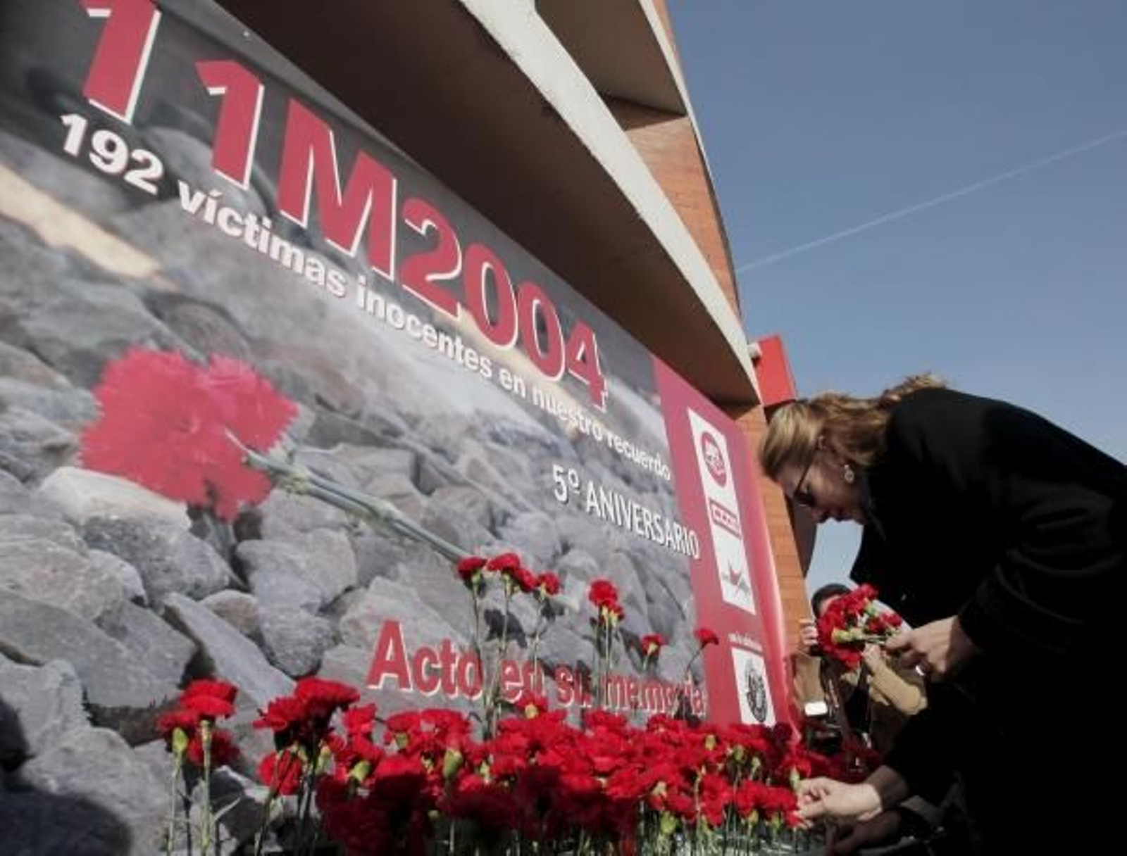 Pilar Manjón pone unas flores en memoria de las víctimas del 11-M. (Foto: Juanjo Martín)