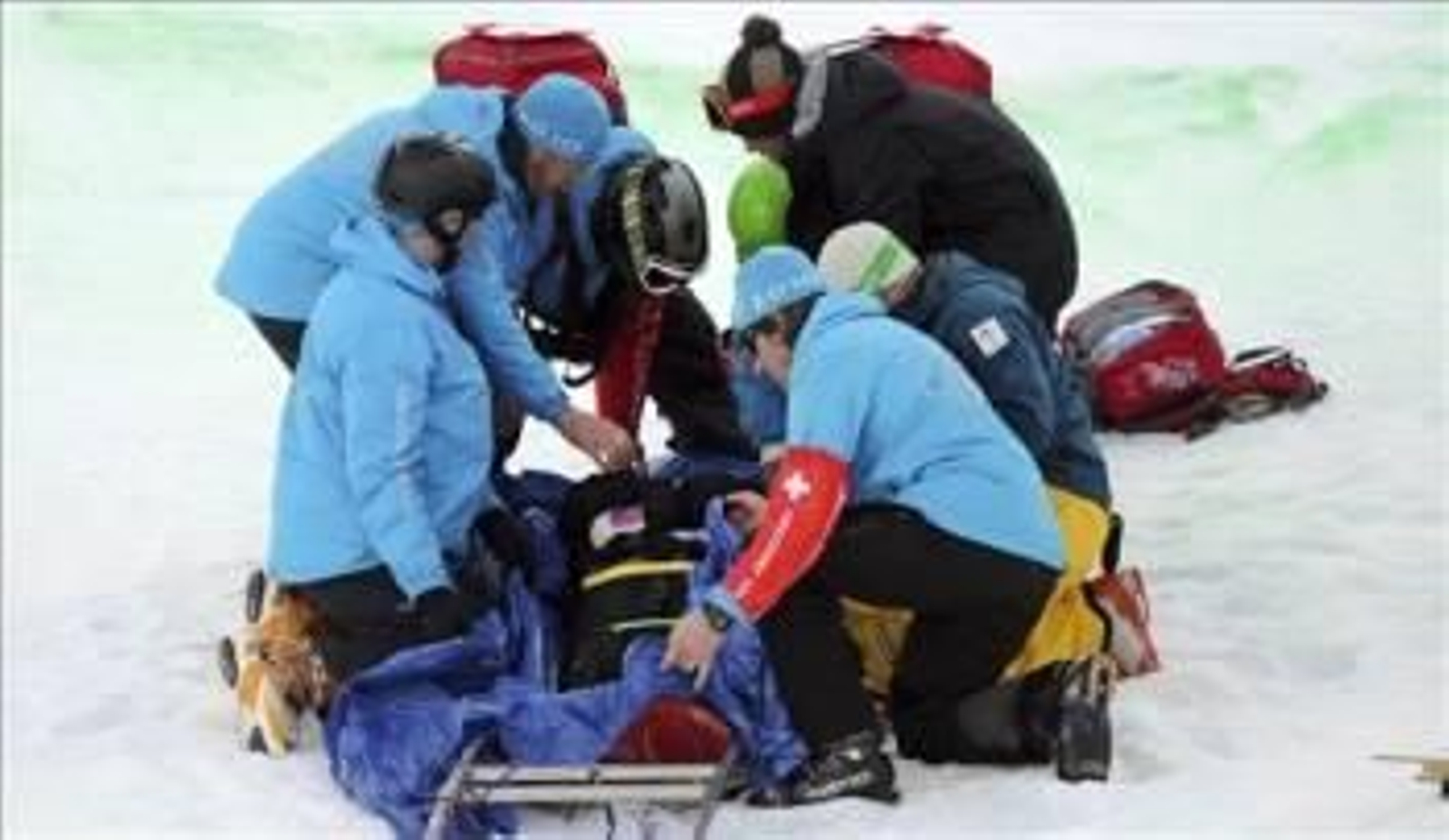 La española Queralt Castellet es atendida por los médicos. (Foto: Andrew Gombert)