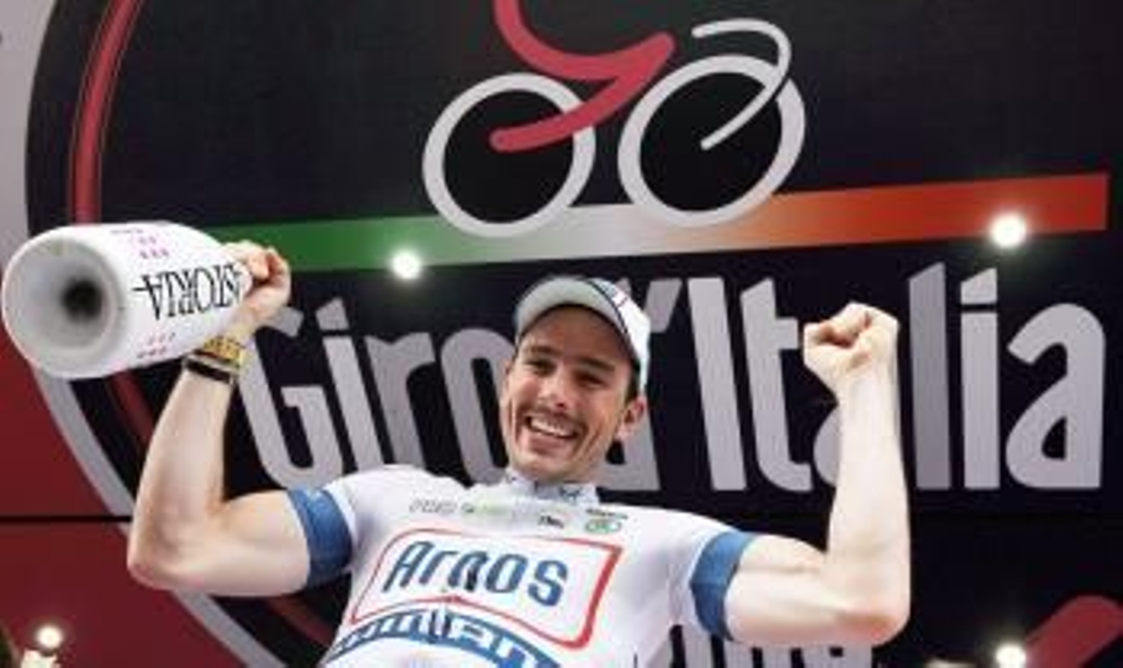 El ciclista alemán John Degenkolb (Argos-Shimano) celebra en el podio la victoria conseguida en la quinta etapa del Giro de Italia (Foto: EFE)