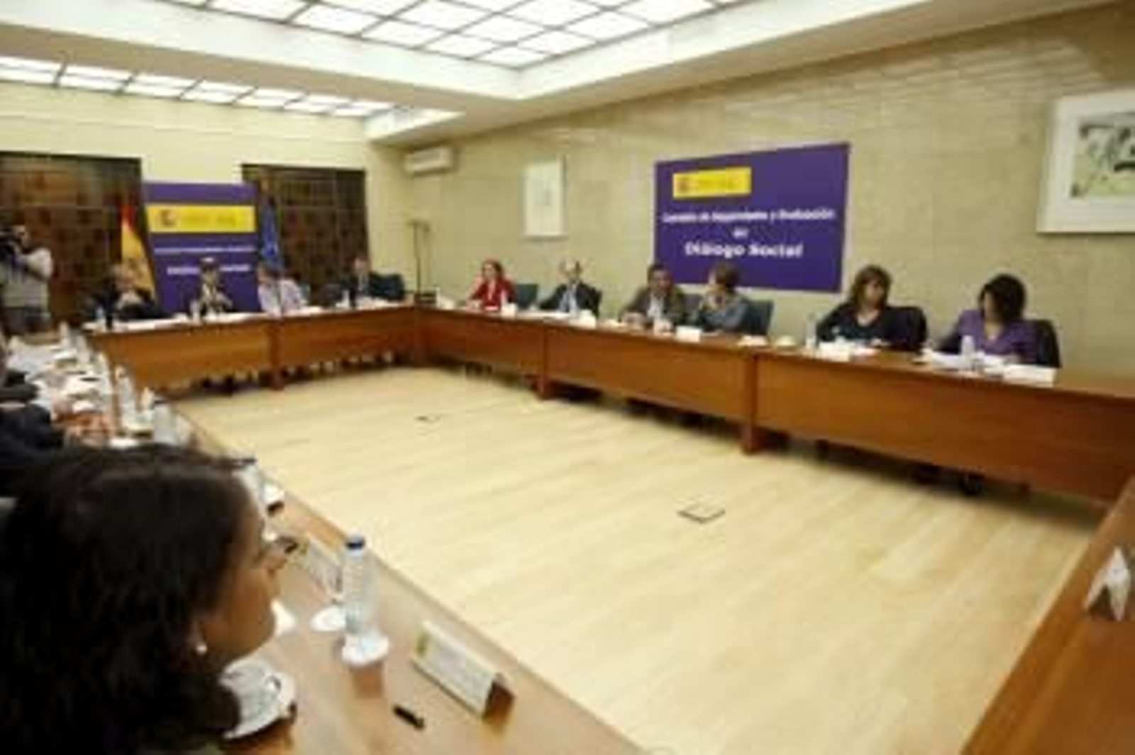 Vista general al inicio hoy de la reunión de la Comisión de Seguimiento del Diálogo Social.