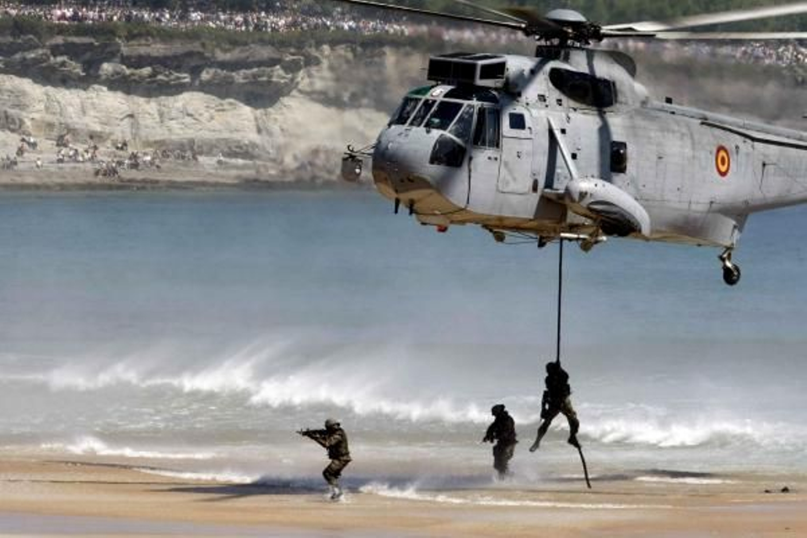 Varios miembros del ejército bajan del helicóptero durante el simulacro.