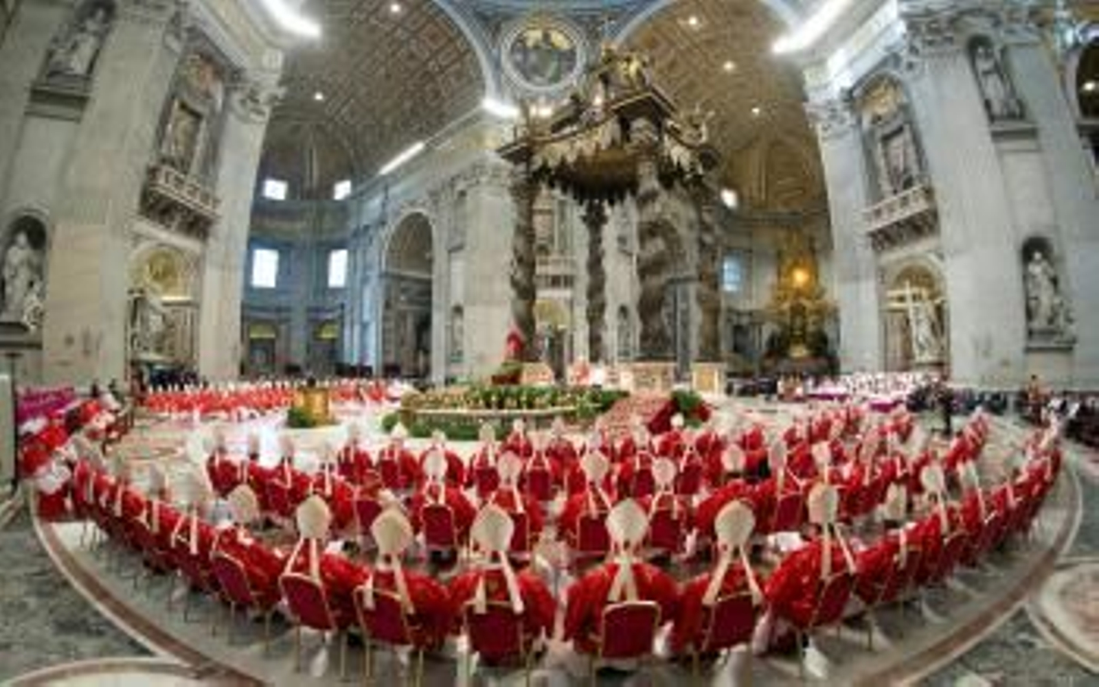 Imagen cedida por el periódico del Vaticano Osservatore Romano de los cardenales en la basílica de San Pedro  (Foto: EFE)