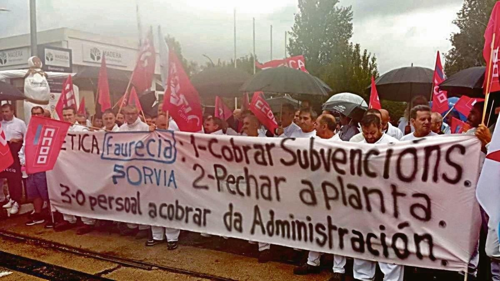 Trabajadores de la auxiliar de automoción en una protesta ante las instalaciones en As Gándaras.