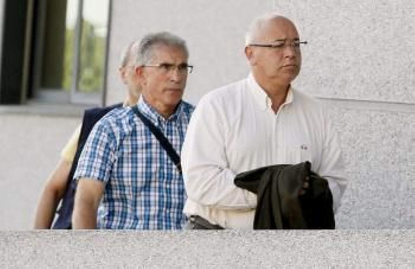 Adolfo Gacio (dcha), a su llegada al juzgado de Lugo (Foto: EFE)