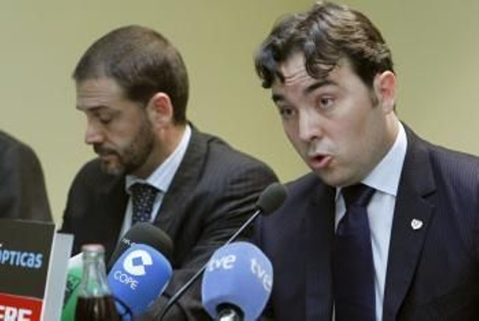 El director general del Rayo Vallecano, Luis Yáñez (izda), junto al presidente del club, Raúl Martín Presa, (decha.), durante la rueda de prensa que ambos ofrecieron  (Foto: EFE)