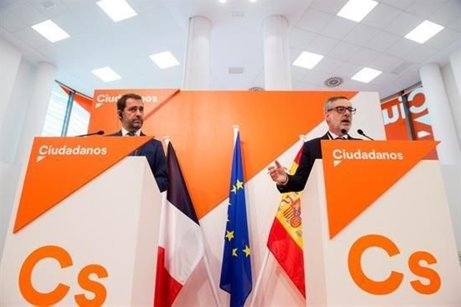 El secretario general de Ciudadanos, José Manuel Villegas, y el presidente de la La Republique En Marche! y ministro responsable de las Relaciones con la Asamblea Nacional francesa, Christophe Castaner, en rueda de prensa posterior a la reunión mantenida en la sede de la formación naranja.