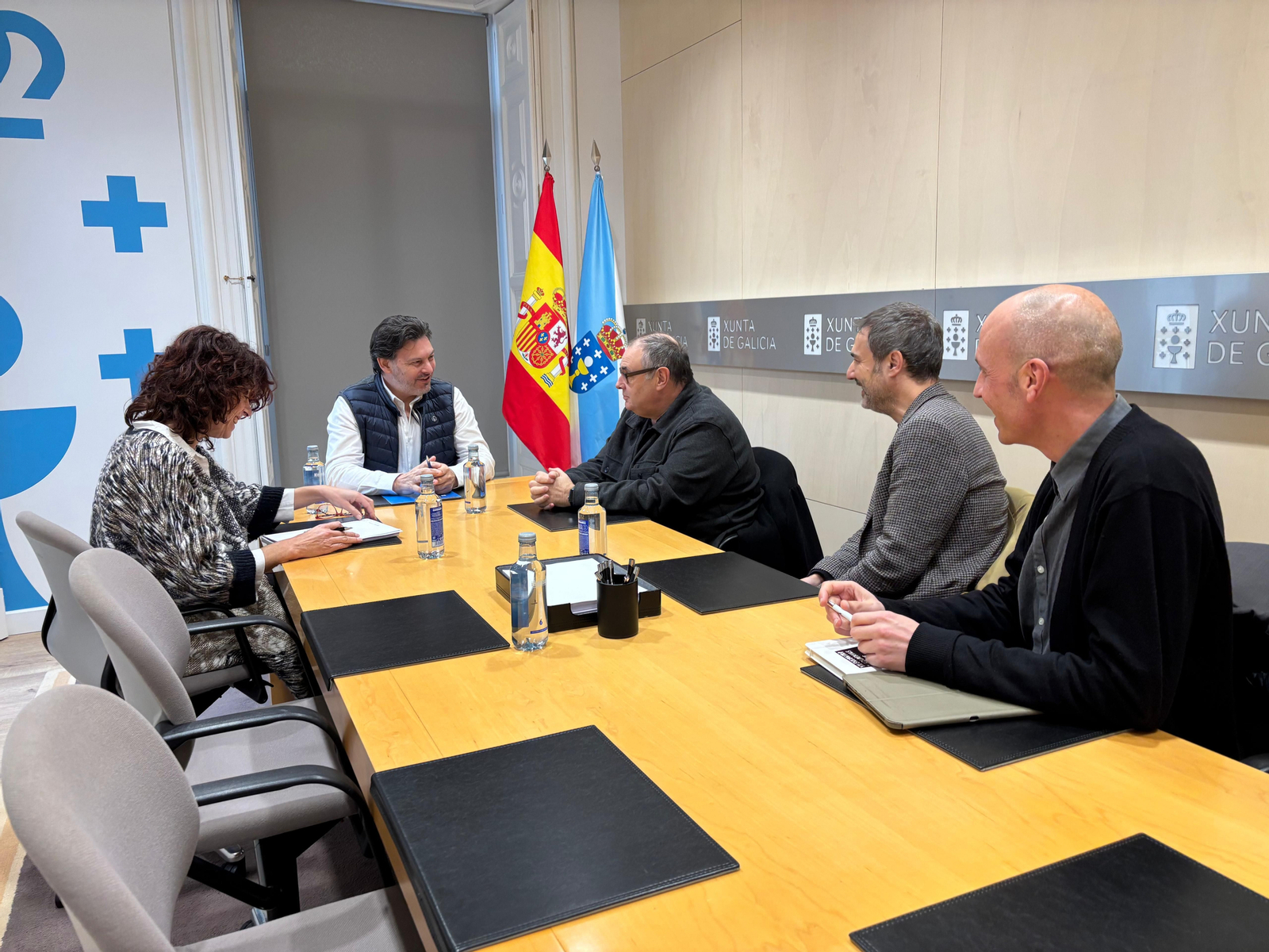 Antonio Rodríguez Miranda, y la subdirectora de Comunidades Galegas, Isabel Martínez Pellicer, mantuvieron recientemente un encuentro con responsables de la Academia Galega do Audiovisual para evaluar los resultados de la pasada edición y avanzar en la preparación de la nueva convocatoria.