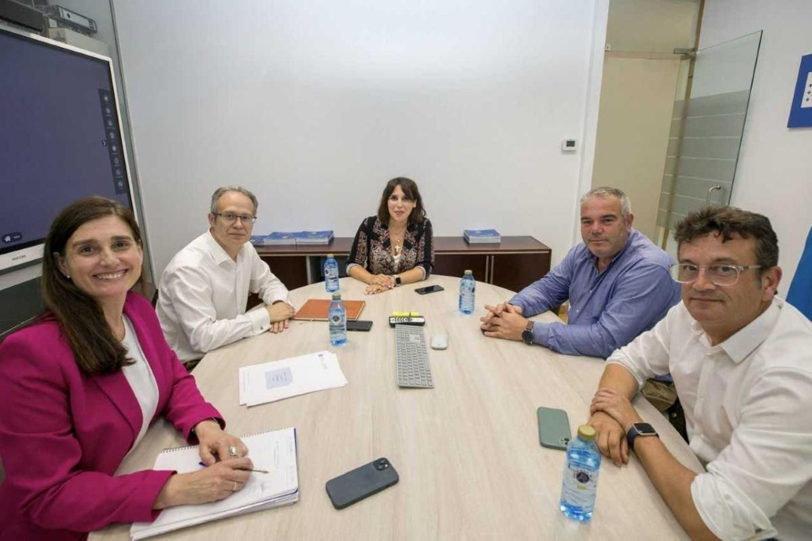 A conselleira Lorenzana e o alcalde da Guarda, Roberto Carrero, na xuntanza.