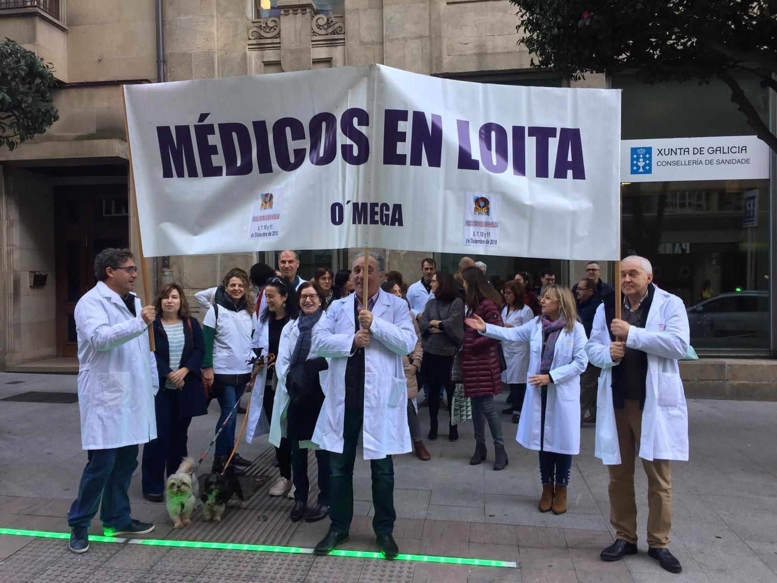 Representantes sindicales y trabajadores se concentran ante la sede del Sergas en García Barbón