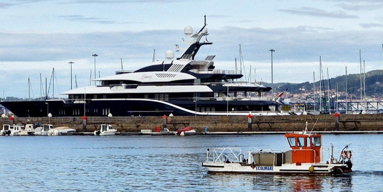 El yate de 'Succession', el 'Solandge', en Vigo. // J.V. Landín