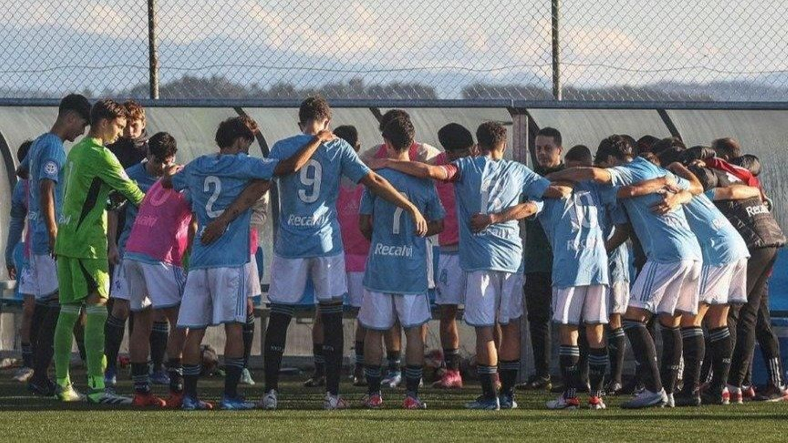 Los jugadores de Alberto Suárez forman un círculo en A Madroa.
