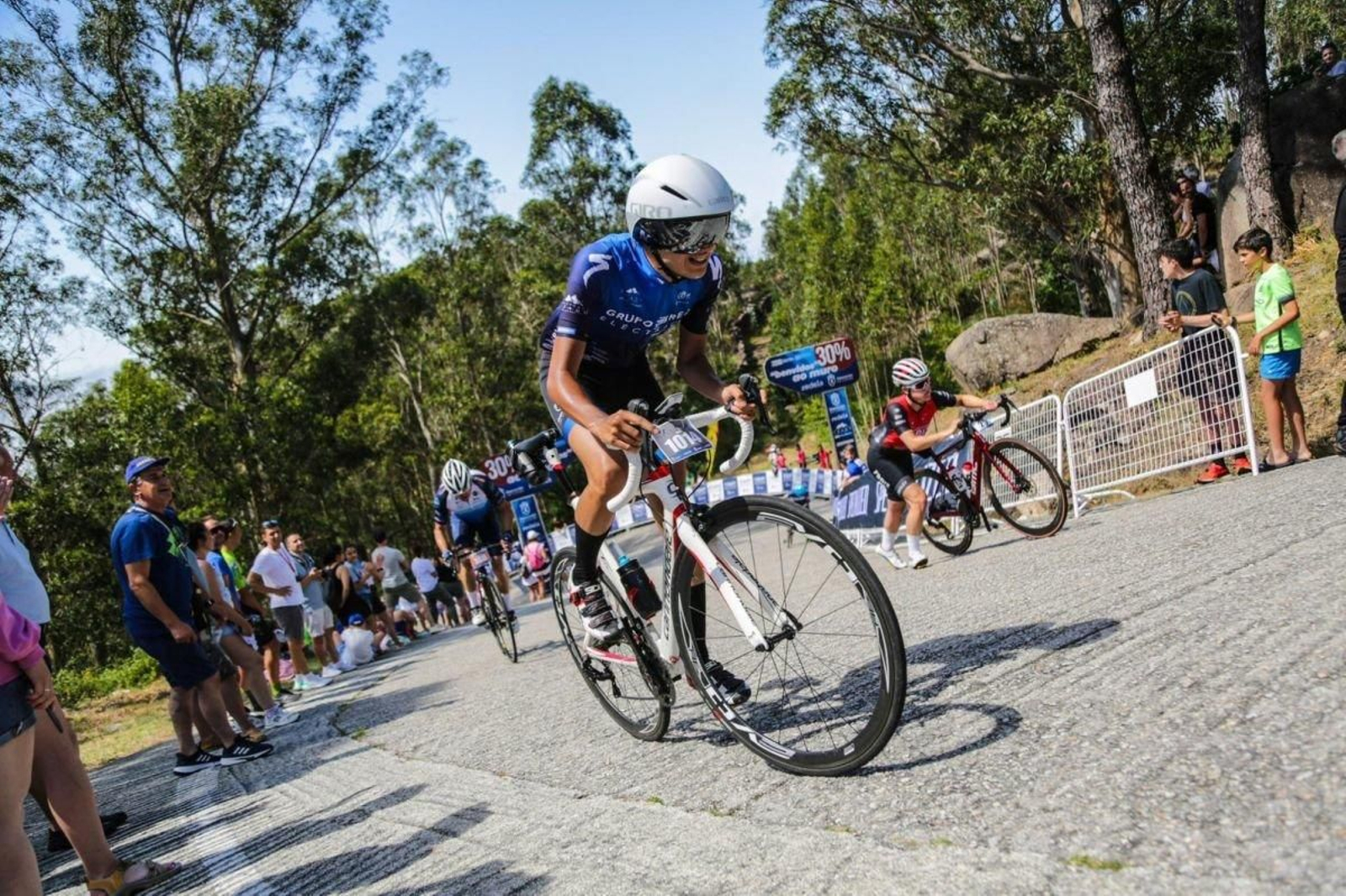 Dezhen Xu escala la rampa homigonada de la marcha cicloturista Gran Fondo Ézaro.