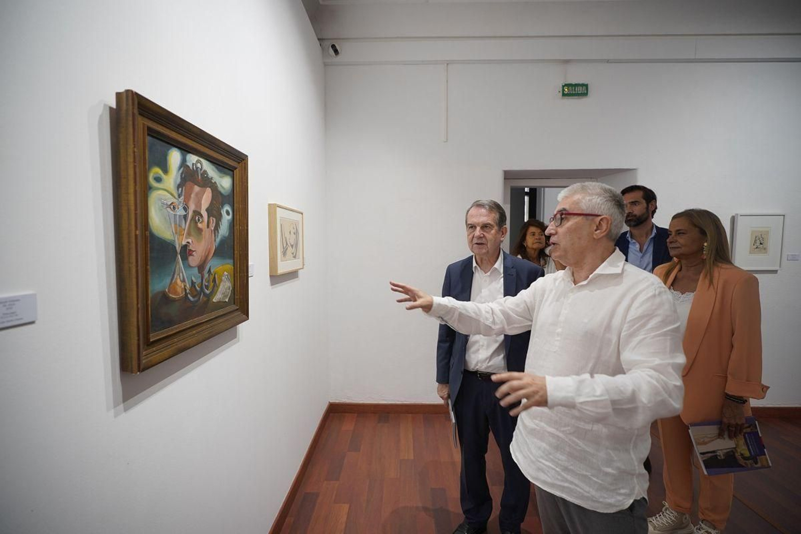 Carlos L. Bernárdez explica al alcalde, Abel Caballero y a la concejala Carmela Silva, el autorretrato de Granell.
