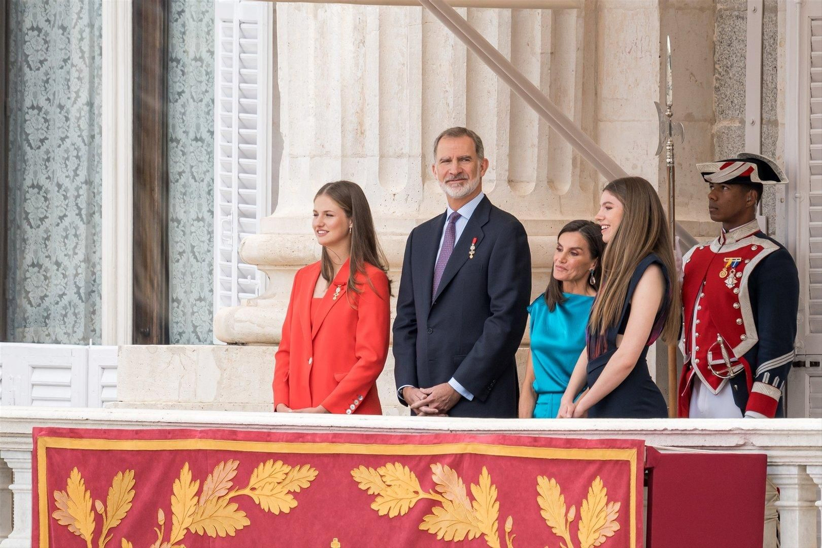 Los Reyes, Felipe VI (2i) y Letizia (2d), acompañados de sus Altezas Reales la Princesa de Asturias (i) y la Infanta Doña Sofía (d) asisten al relevo solemne de la Guardia Real. // E.P.