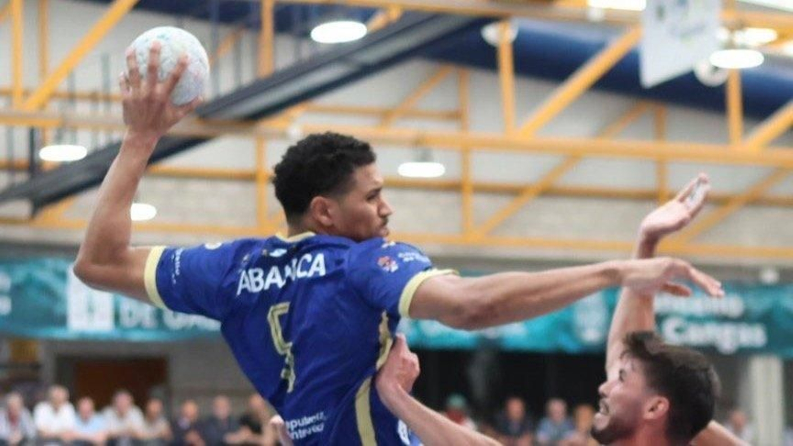 Rafael Andrade se levanta para tratar de sacar un lanzamiento en el partido de ayer.