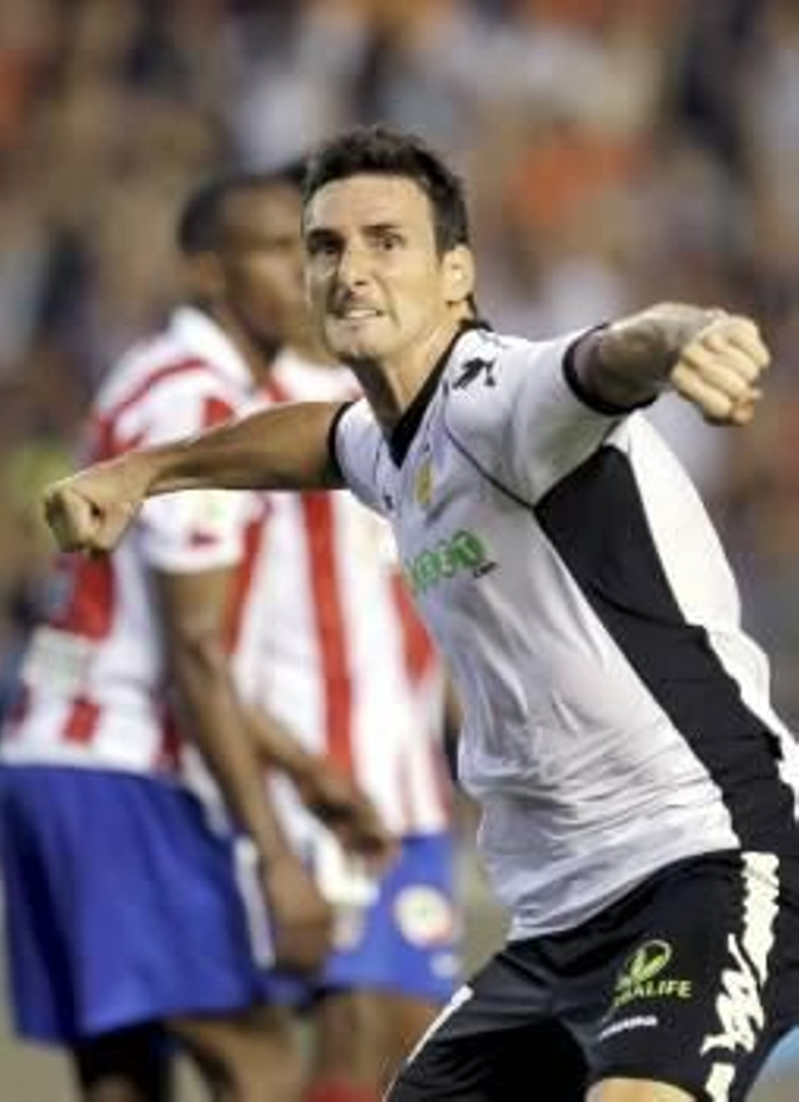 Aduriz celebra el gol que supuso el empate ante el Atlético. (Foto: K. Fosterling)