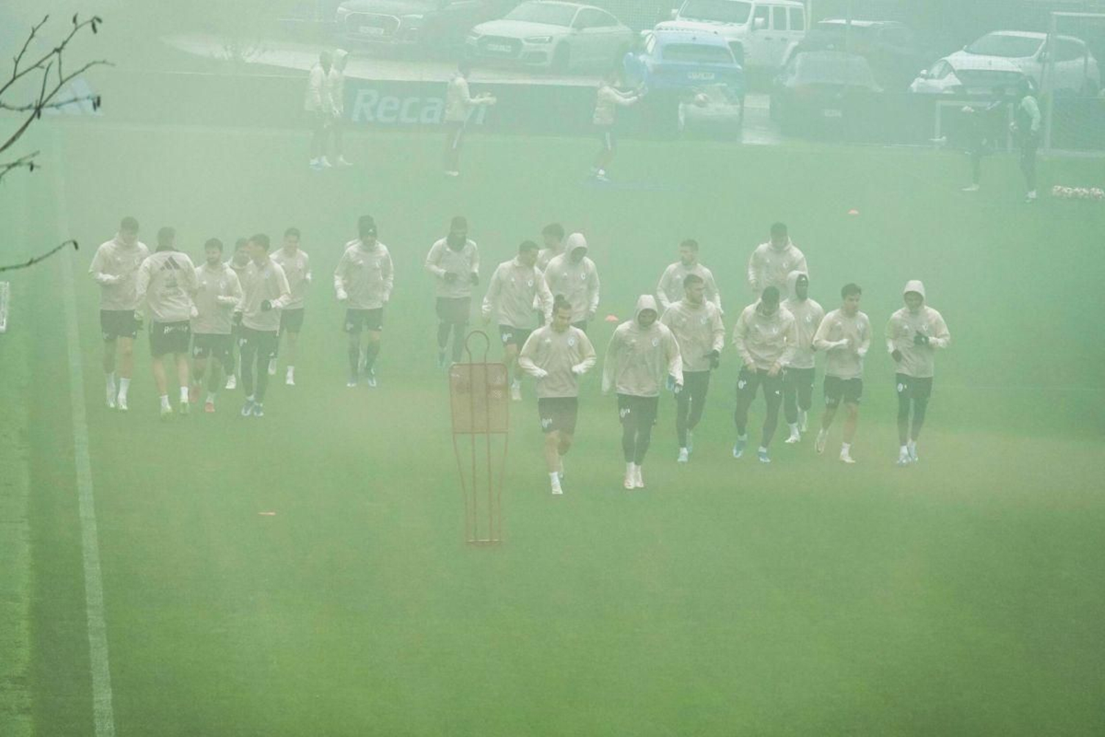 La plantilla del Celta trabajó entre la niebla en la mañana de ayer en la ciudad deportiva de Mos.