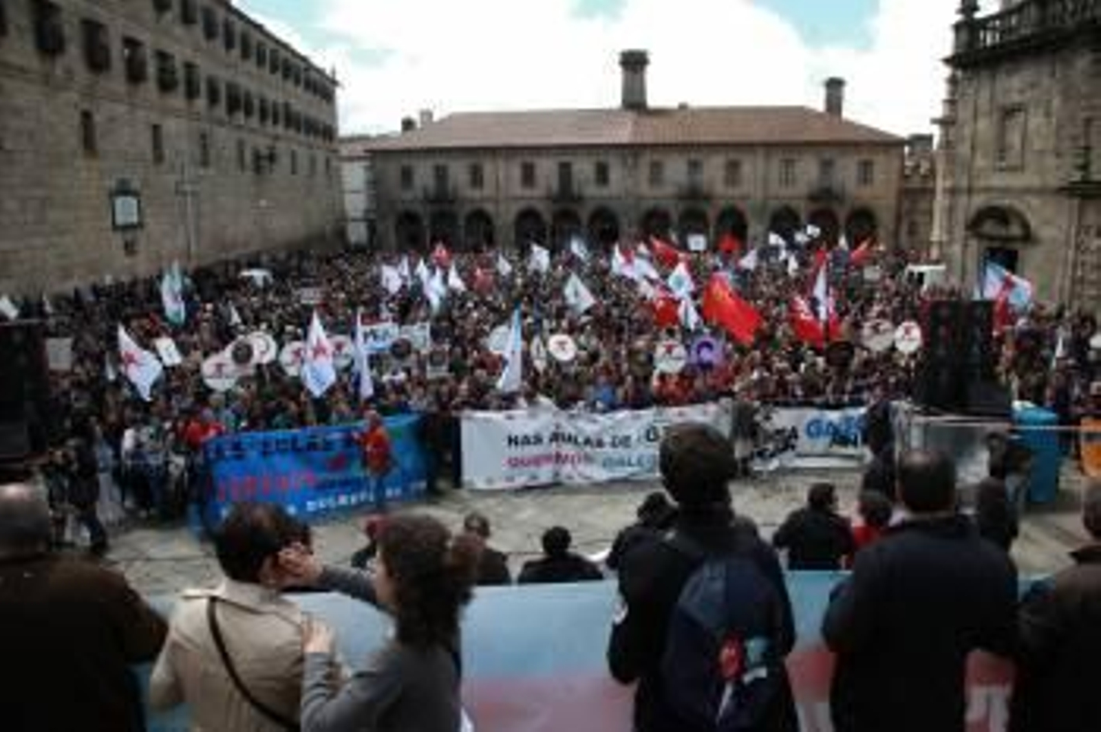 A Praza da Quintana acolleu o acto de remate da manifestación de Queremos Galego. (Foto: VICENTE PERNÍA)
