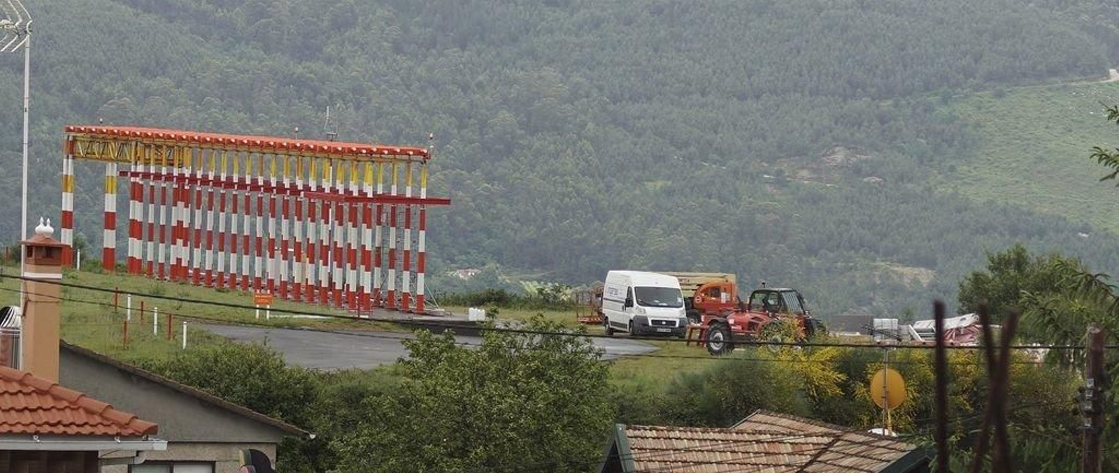 Instalación del nuevo ILS, en la cabecera de Peinador, clave para que funcione el aeropuerto.