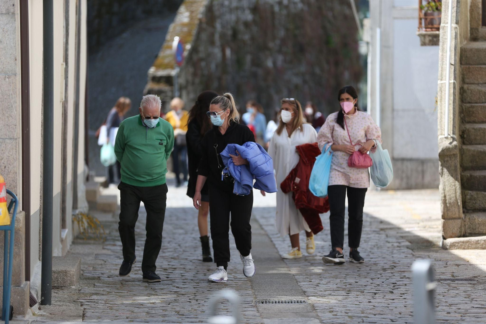 Ambiente de la localidad portuguesa Vilanova de Cerveira, este sábado 1 de mayo, primer día tras la reapertura de fronteras. // Alberte