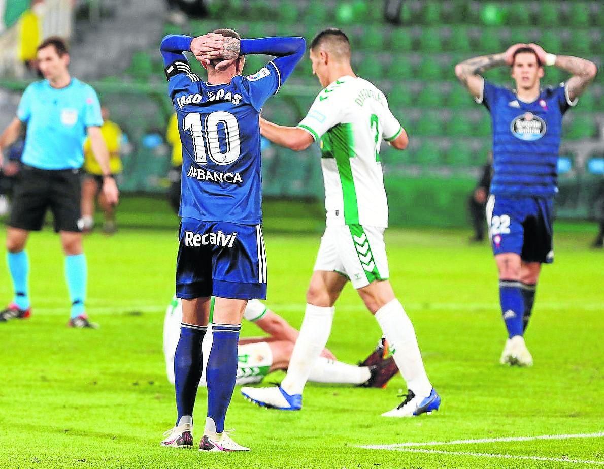 Iago Aspas y Santi Mina se lamentan durante el partido